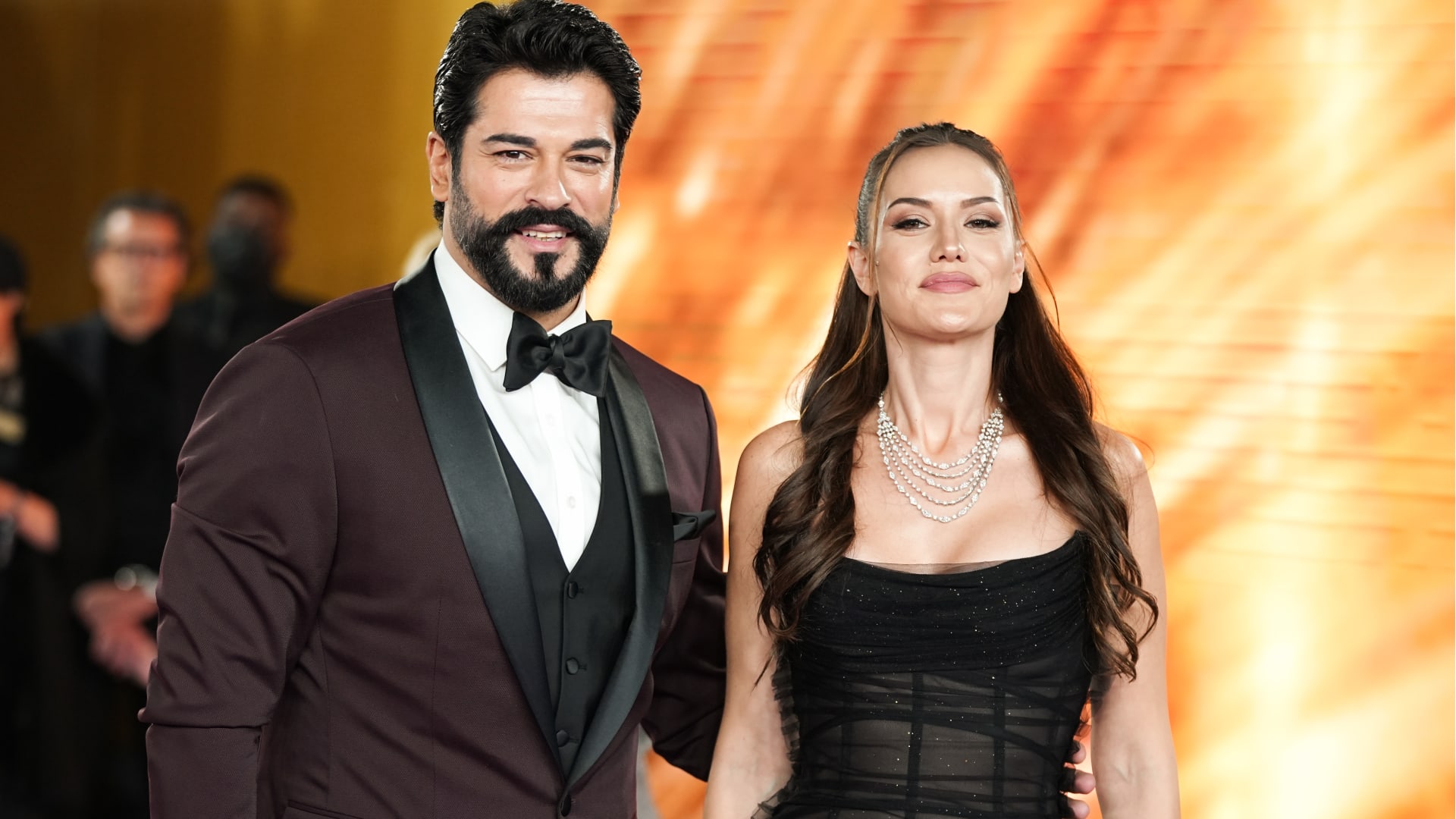 الممثلة التركية فهريّة أفجين تتألّق بتصميمين عربيين في أبوظبي