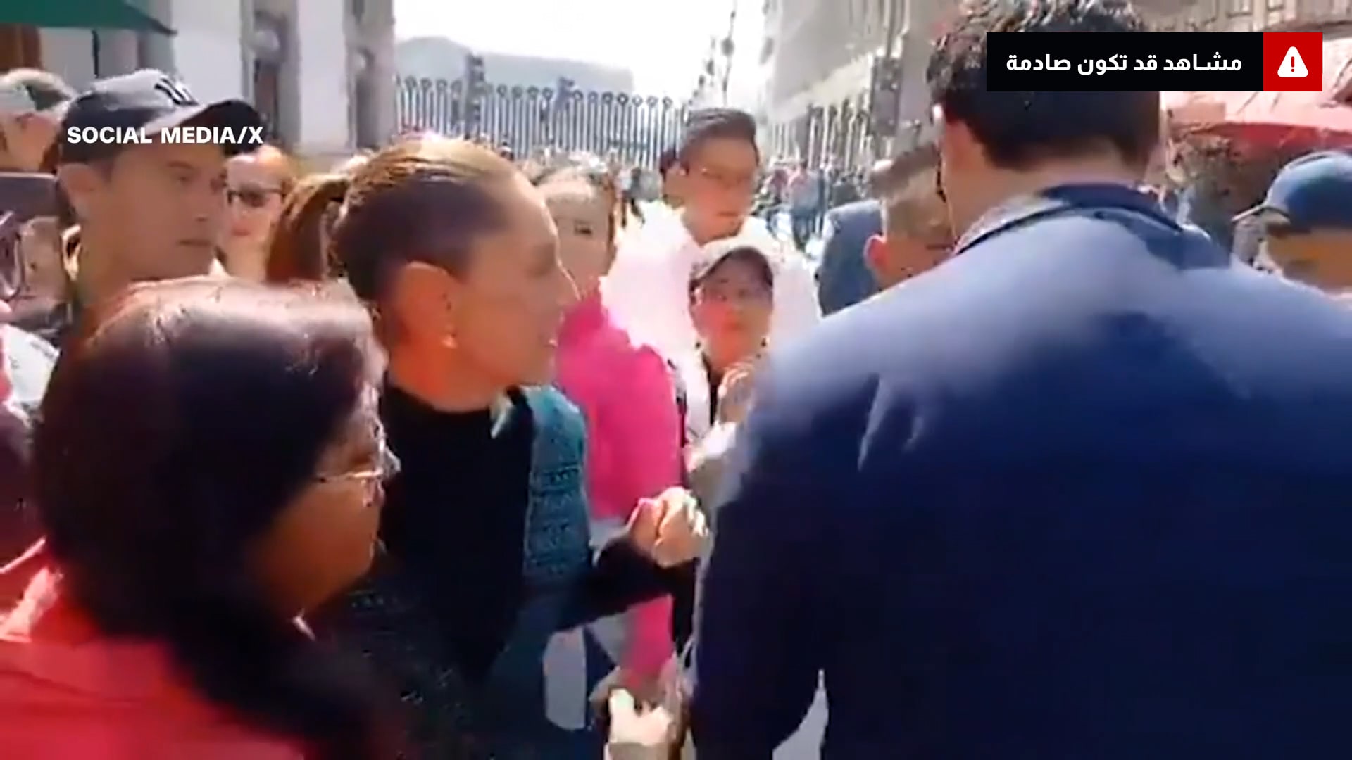 رجل "مخمور" يتحرش برئيسة المكسيك ويتحسسها علنًا.. وهذا ما فعلته شينباوم