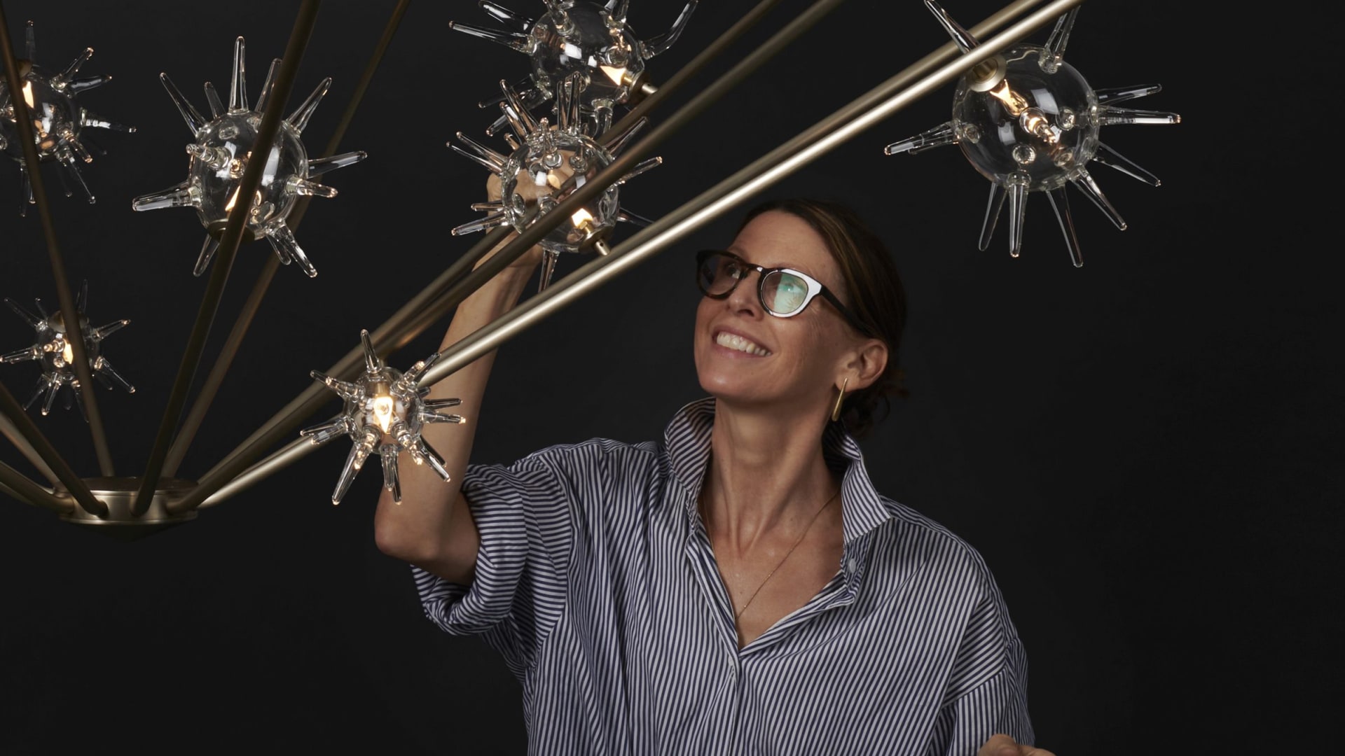 الثريات النحتية اليدوية.. إبداع تتجاوز قيمته 90 ألف دولار