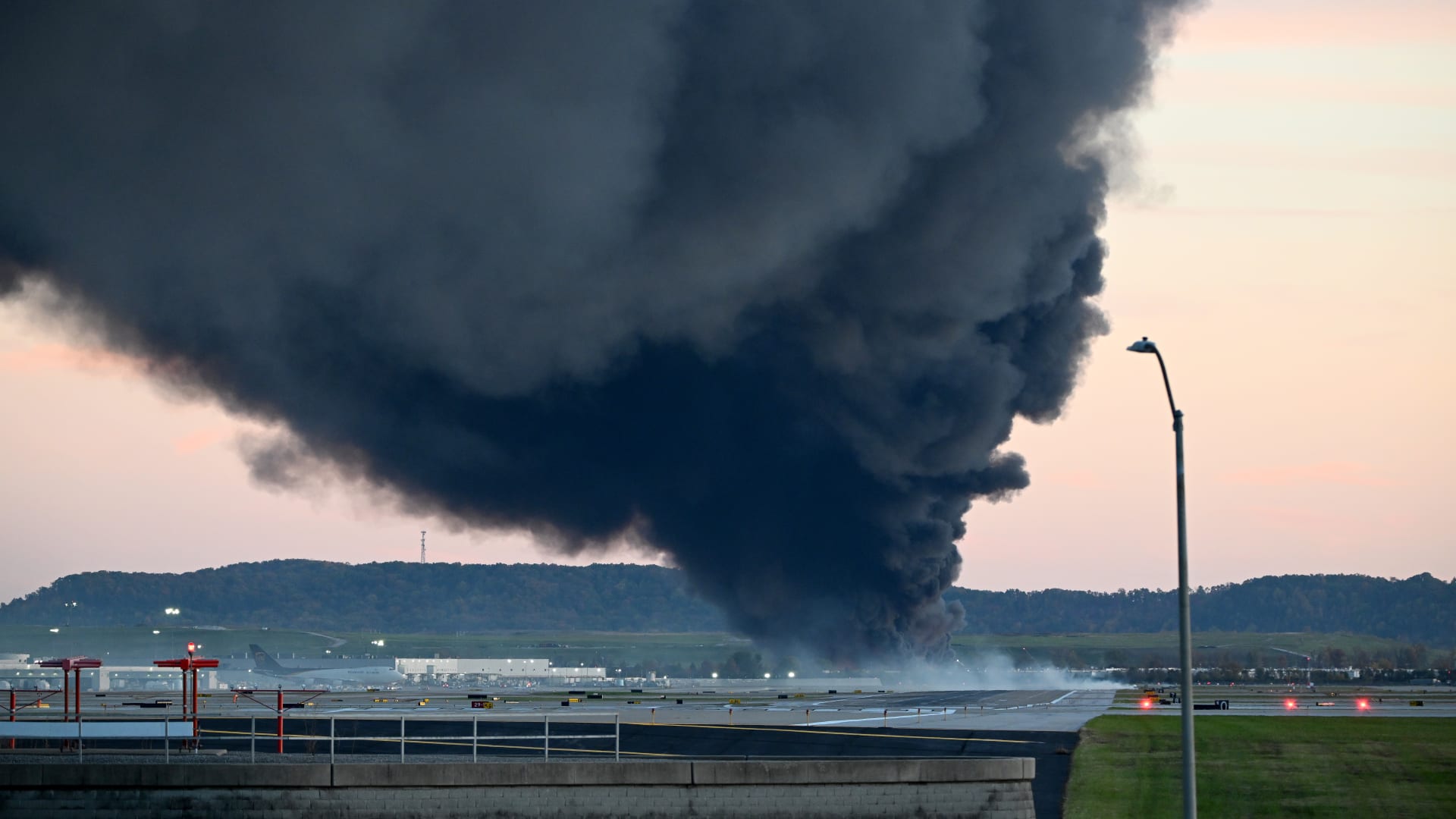 بصورة الأقمار الصناعية.. شاهد مدى تناثر حطام طائرة UPS