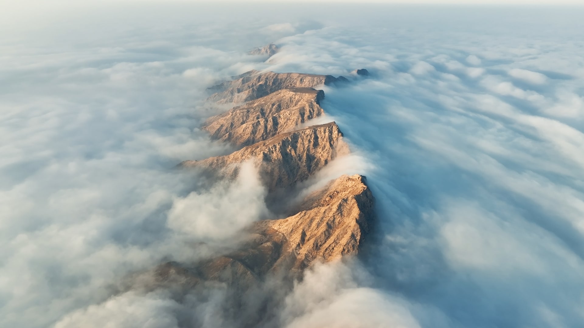 يقف كجزيرة وسط محيط.. مشهد عجيب لقمة جبل بالإمارات