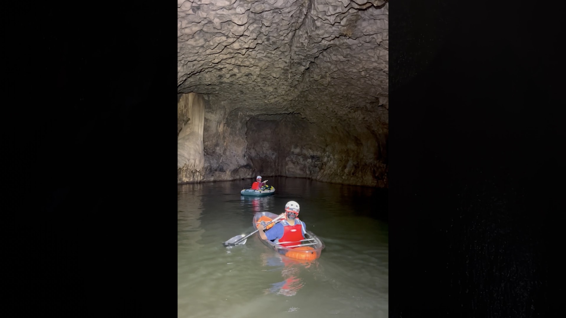 من بينها "الغرفة الملكية".. فتحة صغيرة تقودك لعالم طبيعي ساحر بسلطنة عُمان