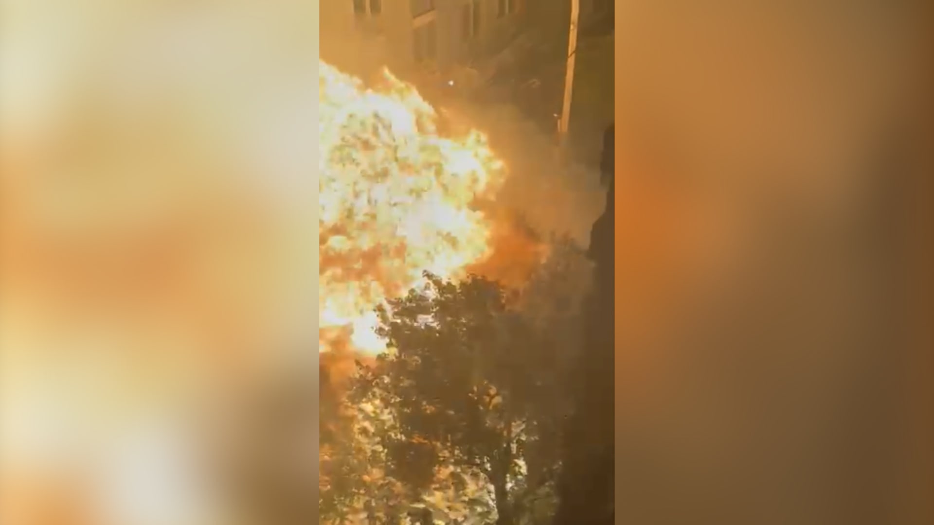 أحدثت كرة لهب ضخمة.. كاميرا توثق لحظة انفجار سيارة في مدينة نيويورك