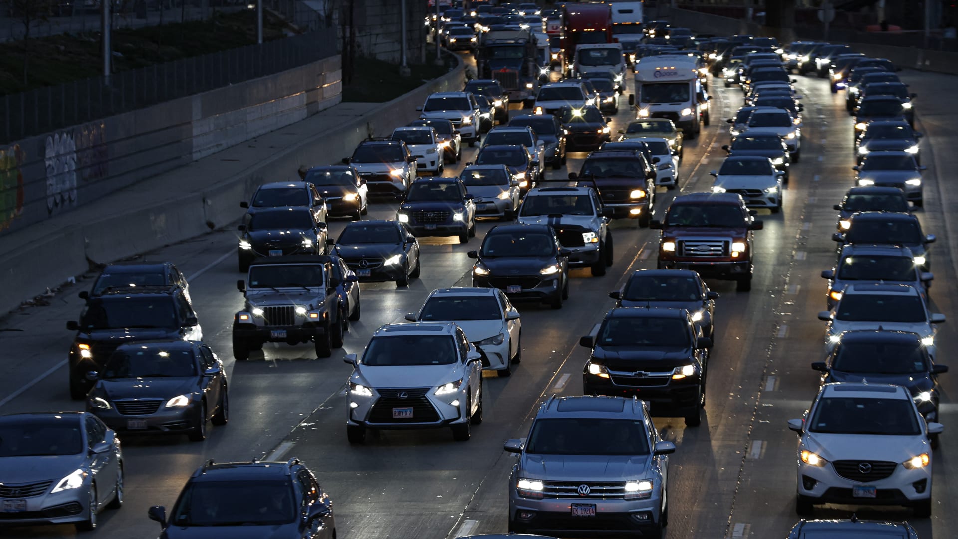 الشارقة الأولى عربيًا.. إليك ترتيب المدن الأكثر ازدحاما بالعالم