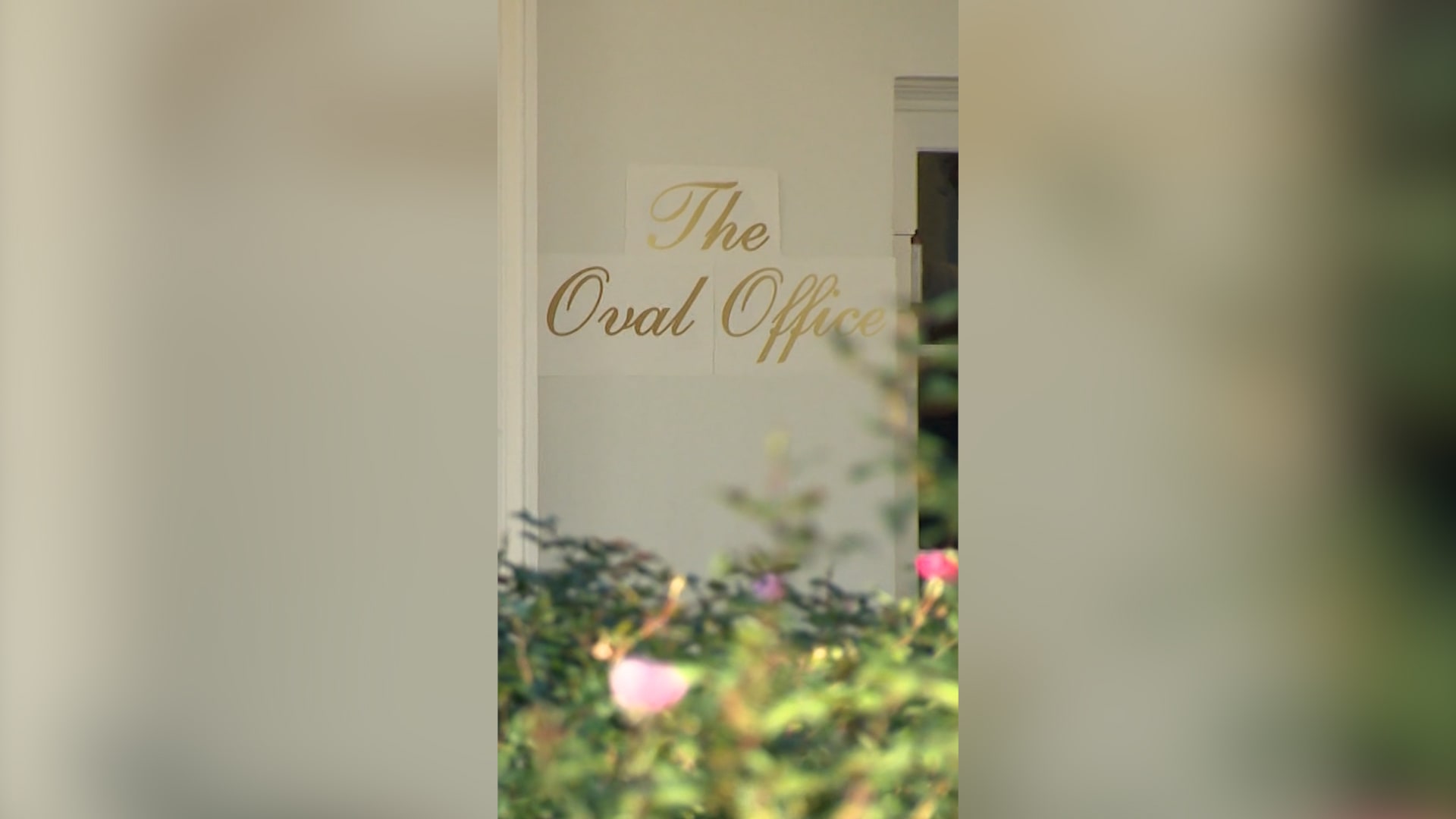 ظهور لافتة جديدة مكتوبة بخط ذهبي خارج المكتب البيضاوي