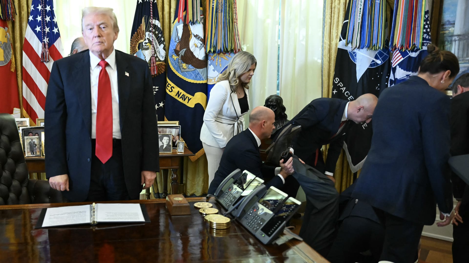 ترامب يشعل تفاعلا بفيديو ردة فعله لحظة إغماء شخص يقف بجواره بالبيت الأبيض