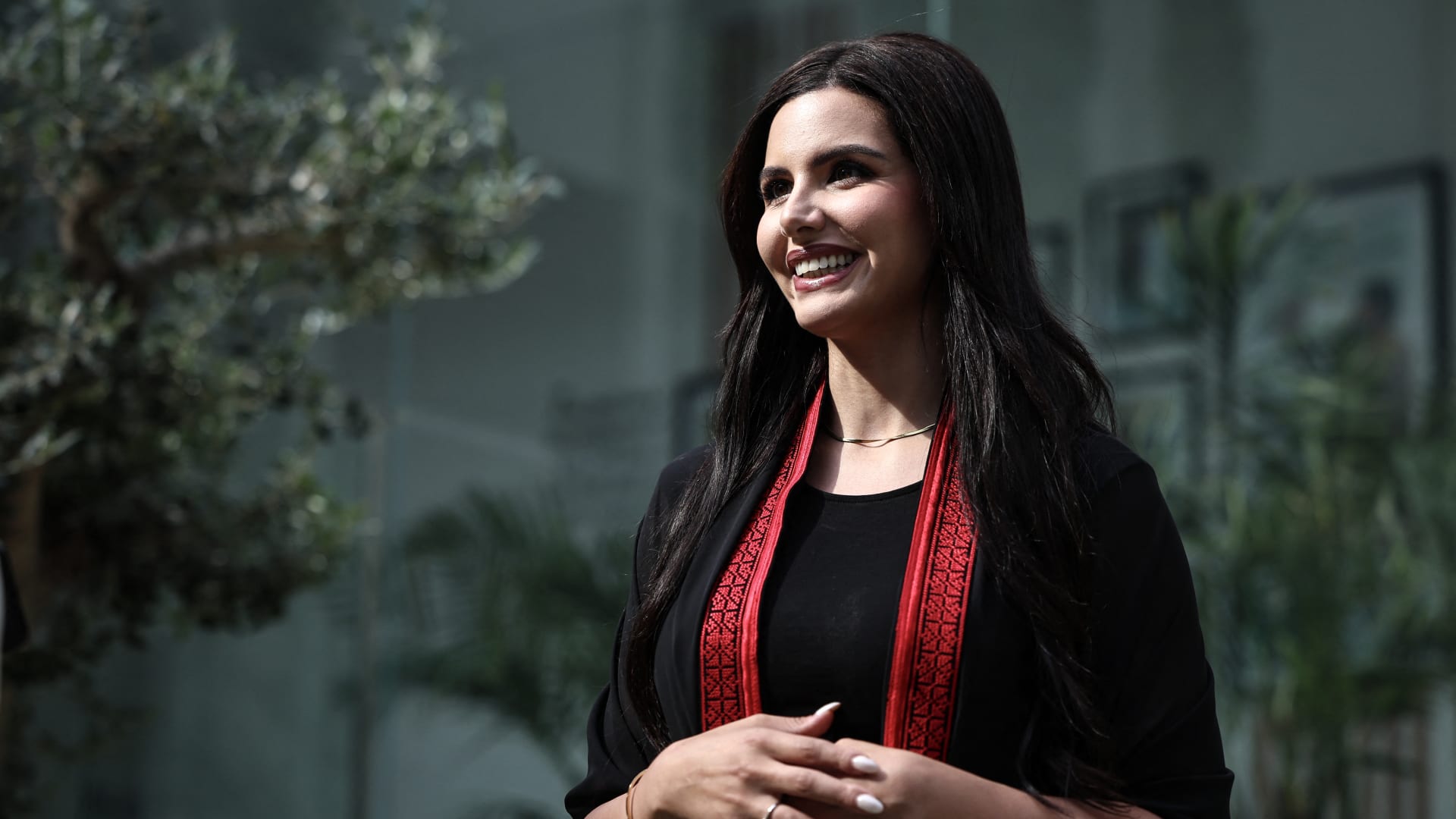 ملكة الجمال الفلسطينية نادين أيوب تخطف الأنظار في مسابقة ملكة جمال الكون