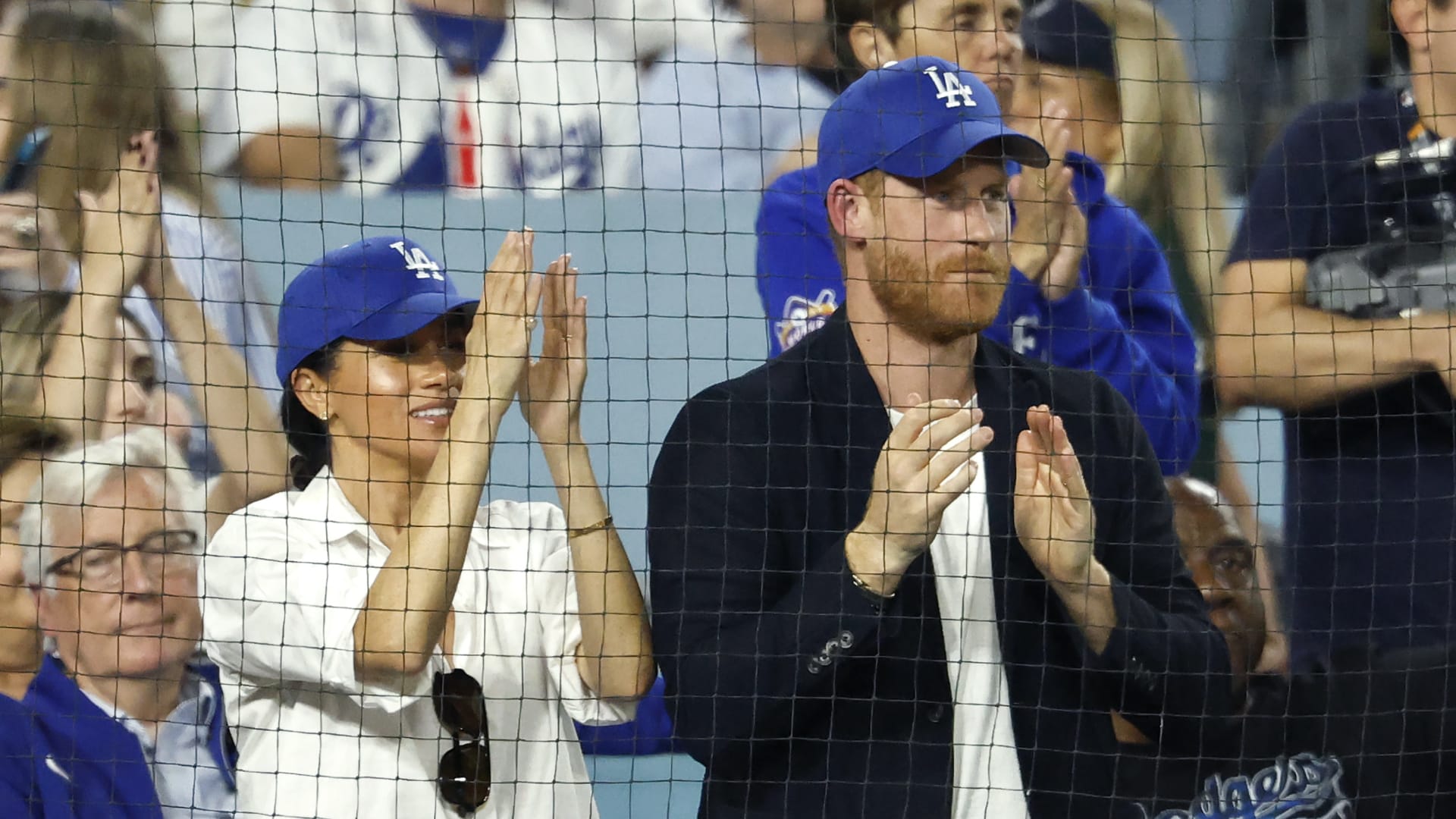 الأمير هاري يعتذر "مازحا" لكندا بسبب خطأه في ارتداء قبعة فريق بيسبول أمريكي