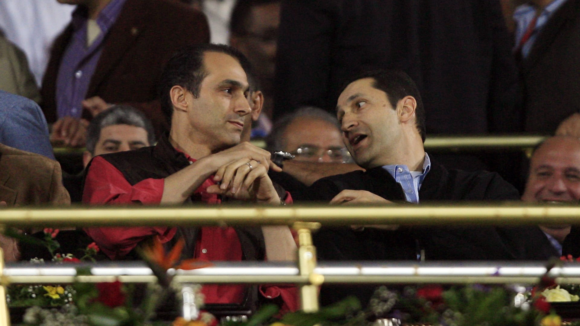 مصر.. هكذا رد علاء مبارك "ساخرا" على طلب "ينفع تمسك البلد ونشيلك بثورة؟" من إحدى متابعاته