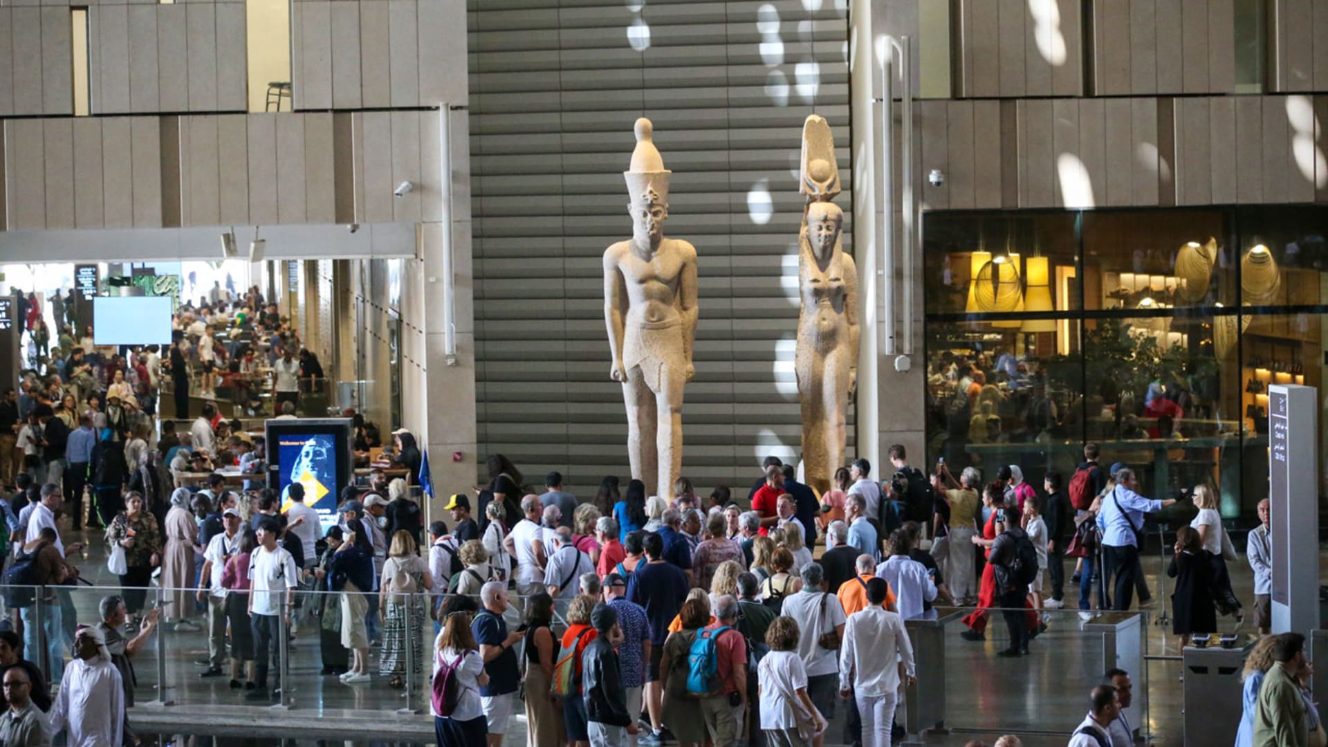 مصر.. فيديو حشود ومنع دخول المتحف الكبير يشعل ضجة والسلطات توضح السبب