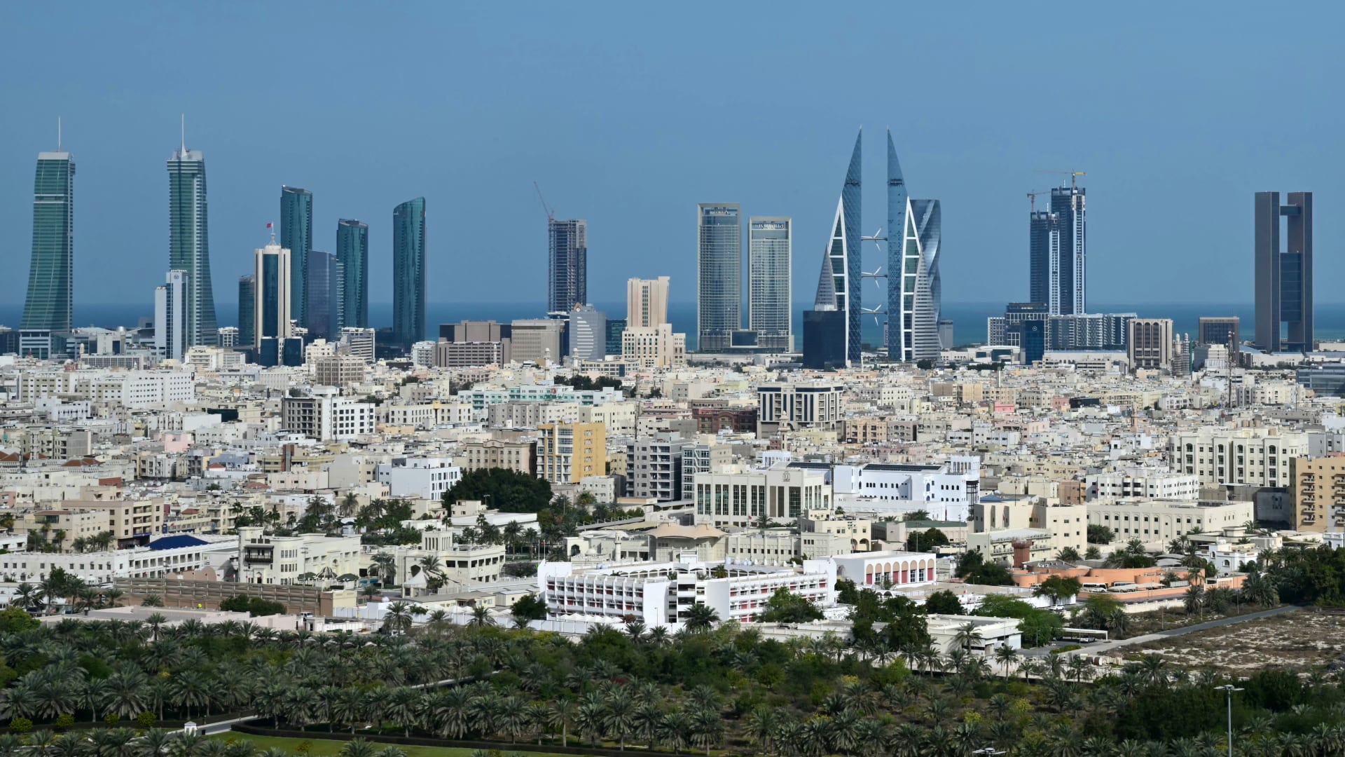 البحرين تعلن توقيف امرأة عربية بسبب منشورات مخالفة للأدب