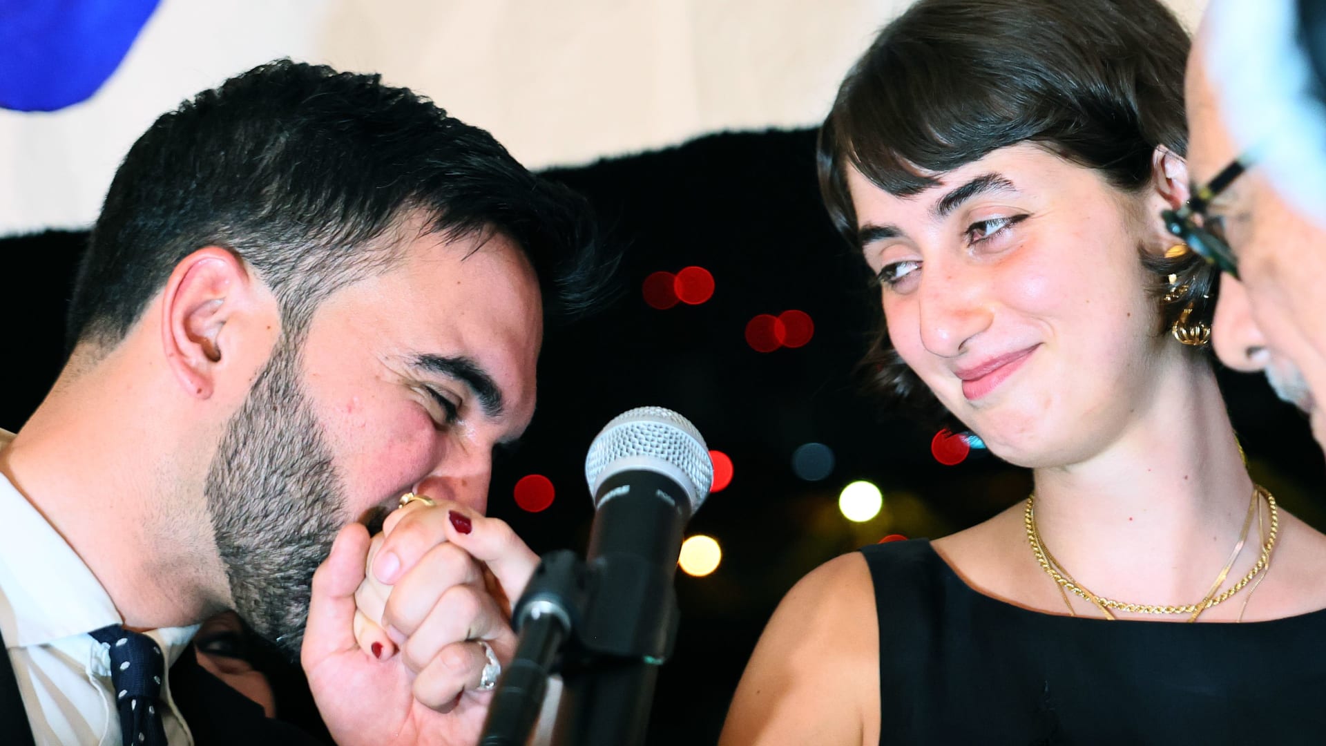 أصولها سورية وتطرقت لمعاناة غزة في أعمالها.. من هي زوجة ممداني راما دوجي؟