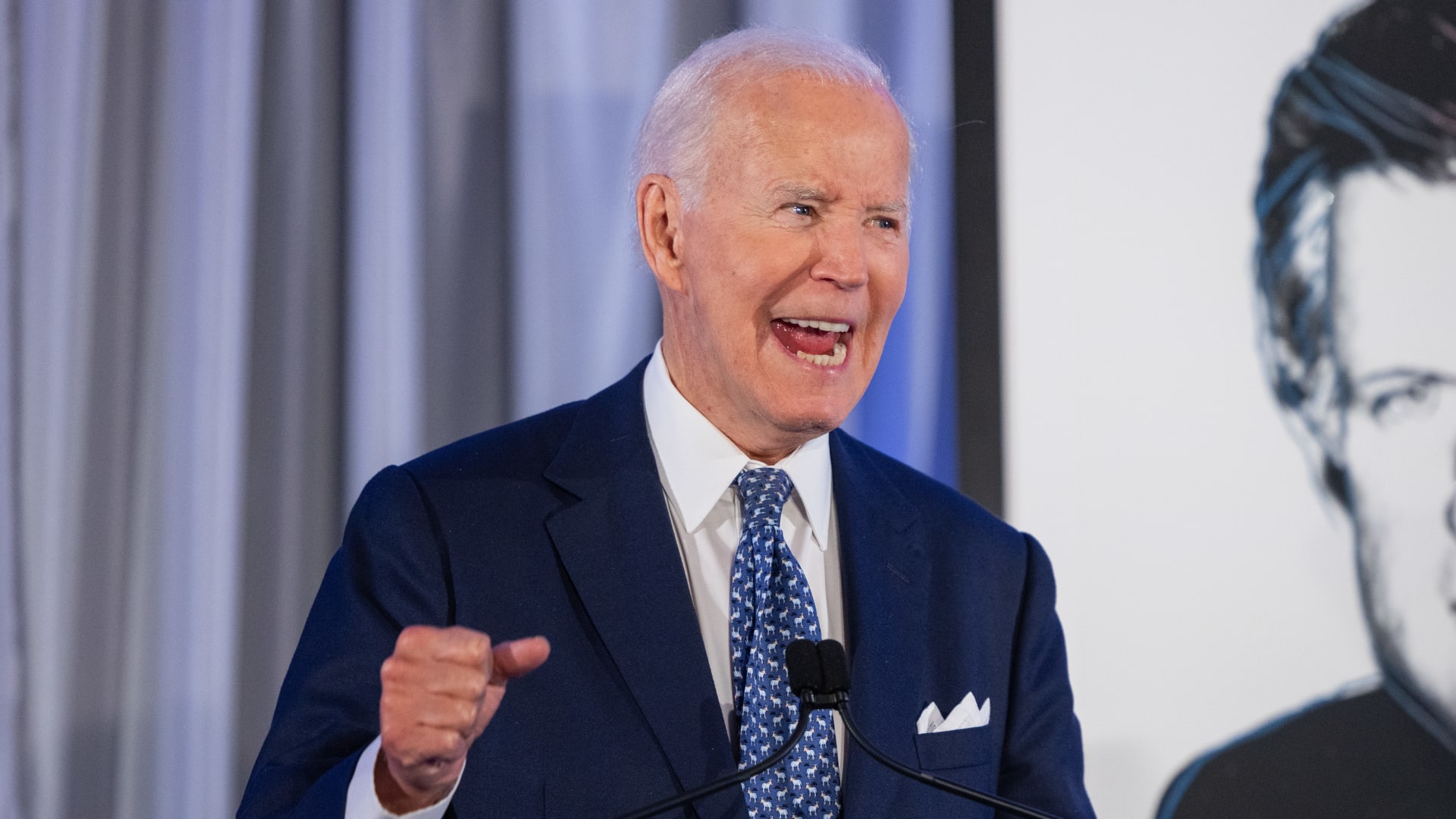 بايدن يعبّر عن غضبه ويوجه انتقادات لاذعة لترامب ساخرا من تصريح "العصر الذهبي"