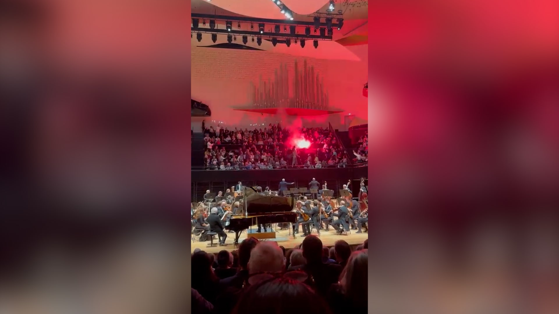 بمشاعل مضيئة وألعاب نارية.. متظاهرون يعطلون حفلًا موسيقيًا إسرائيليًا في باريس