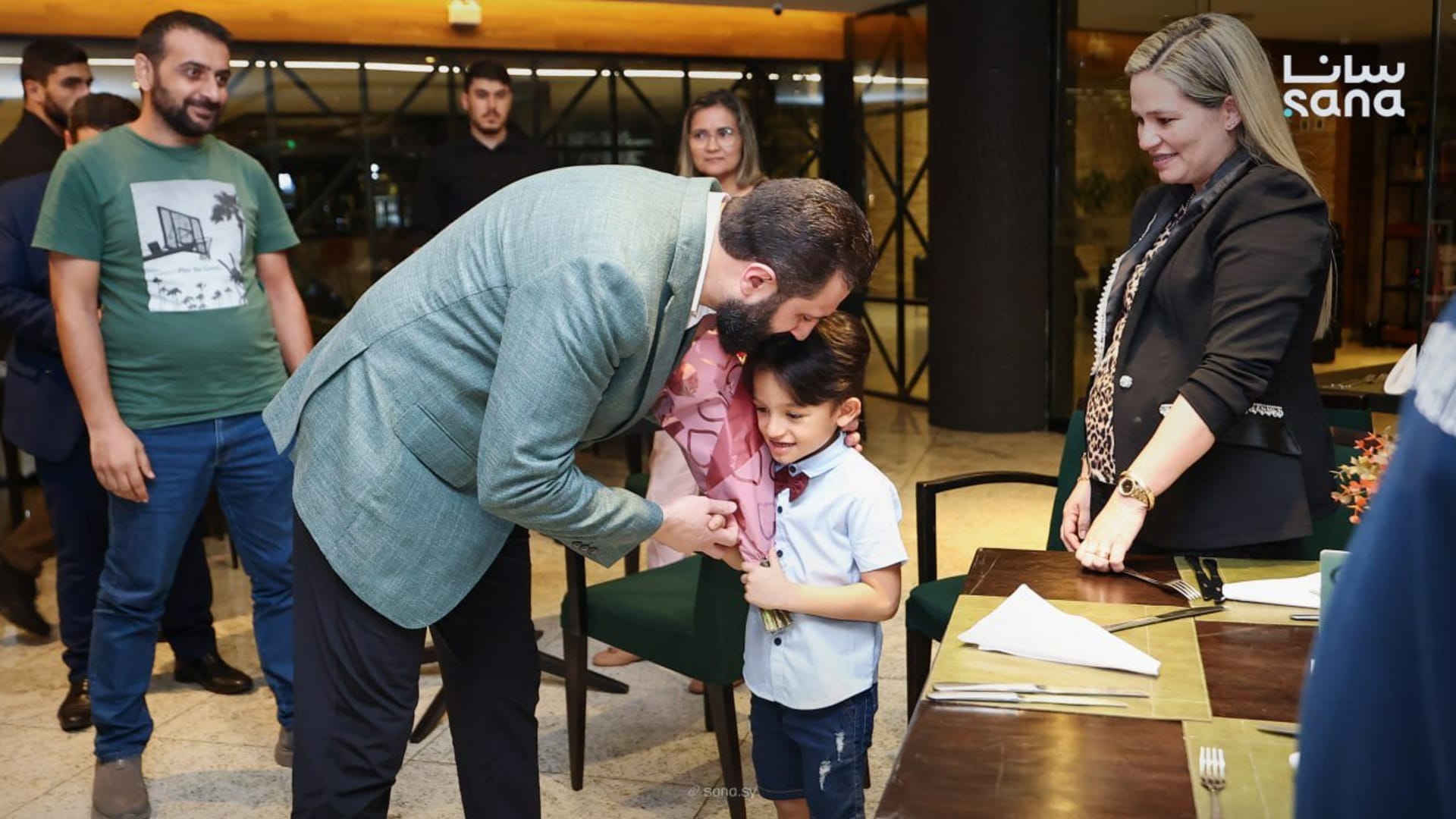 "على مقهى شعبي".. أحمد الشرع يثير تفاعلا بلقاء عائلات سورية تعيش في البرازيل