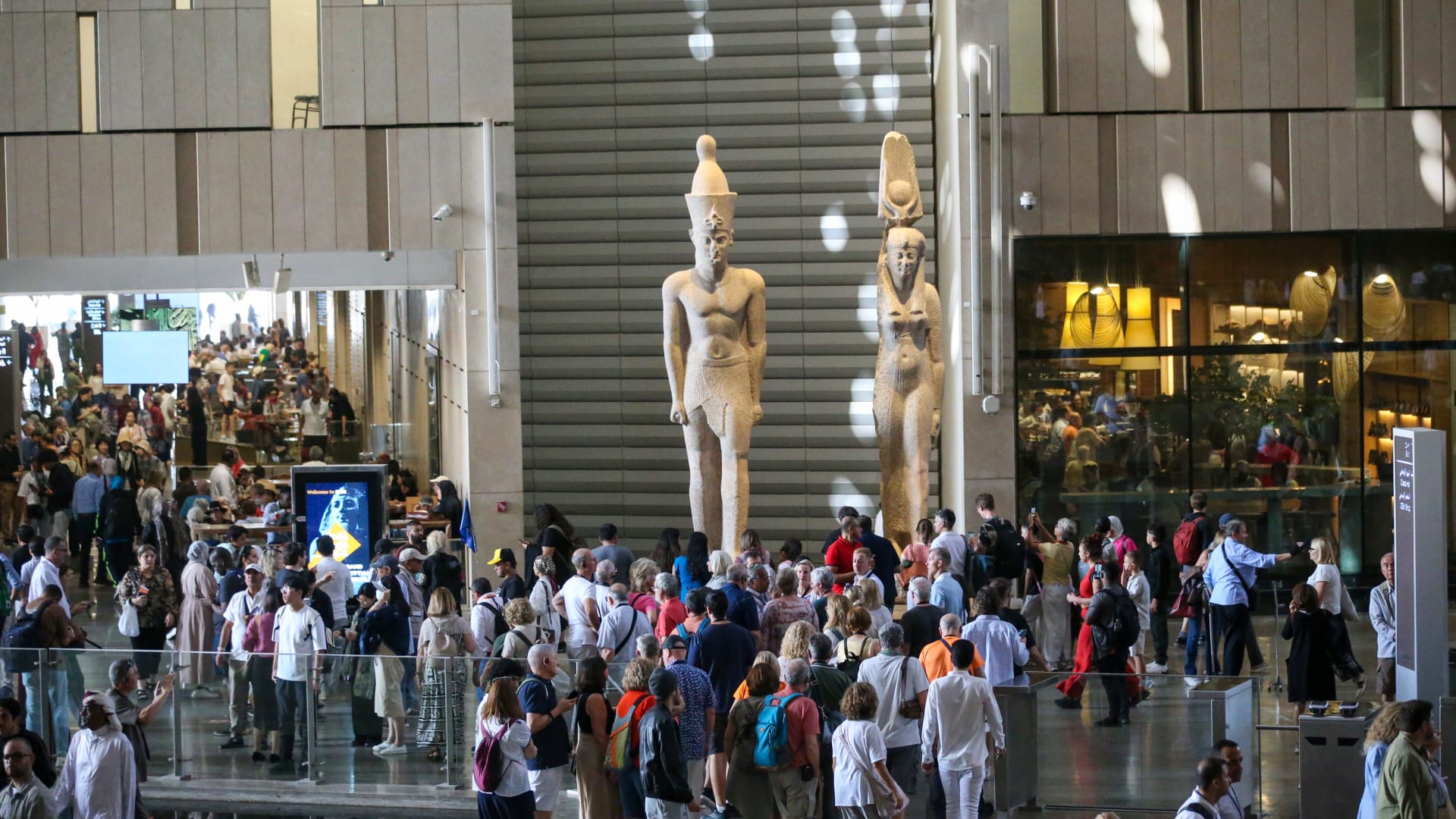 "هل تتوقف الدولة عن التنازل للسلفيين؟".. إعلامي مصري يشعل ضجة بتدوينة عن الهوية مع صور زوار للمتحف الكبير