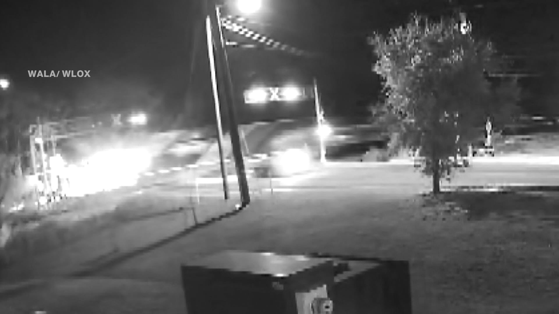 شاهد.. حادث مأساوي يوقف قطارًا لساعات بعد اصطدام سيارة مسرعة به