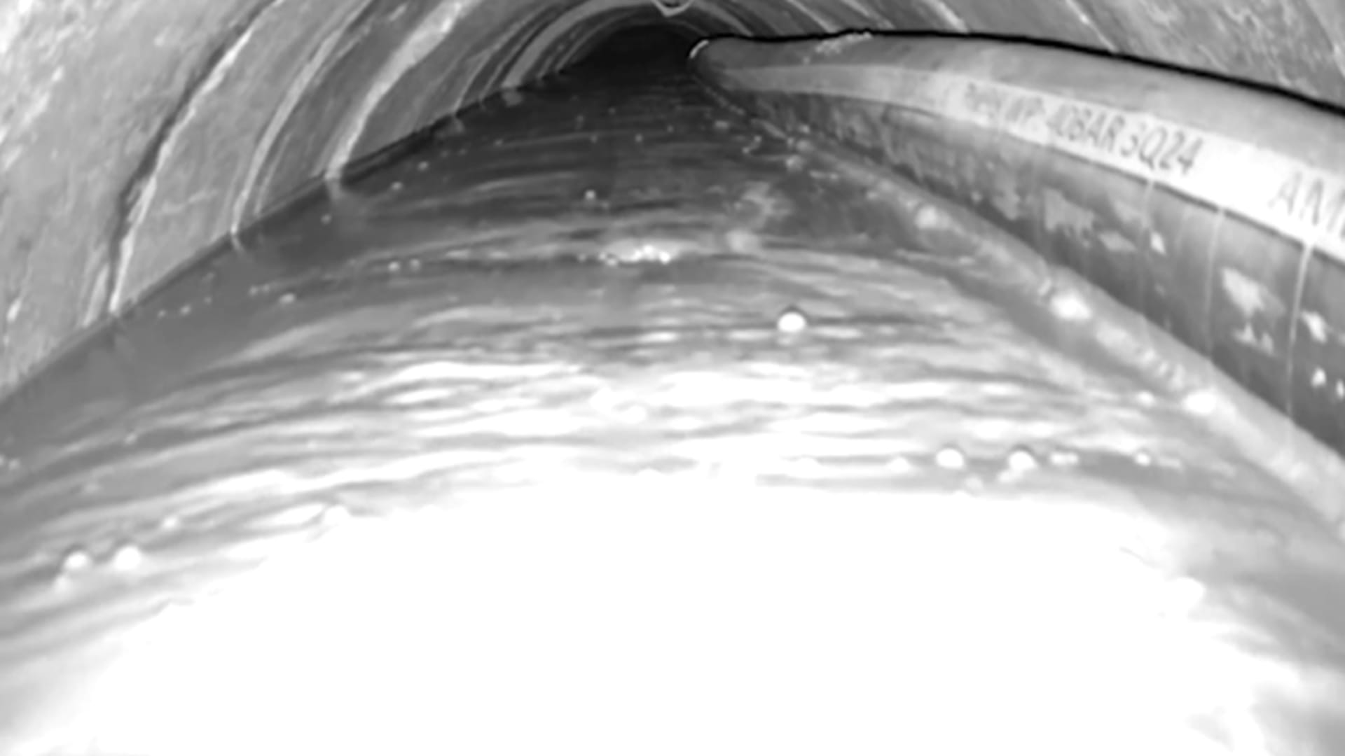 "الجيش الإسرائيلي يغمر نفقًا بالأسمنت على مسلحين في رفح".. ما حقيقة الفيديو؟