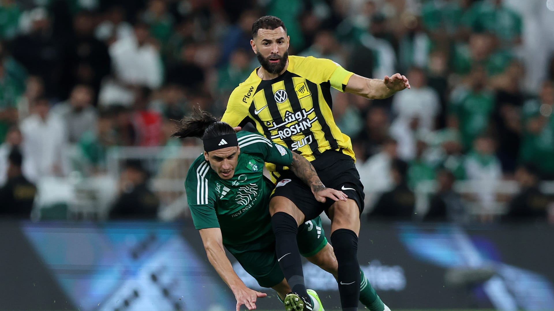 تصرف إيبانيز تجاه بنزيما خلال مباراة الاتحاد والأهلي يثير تفاعلاً