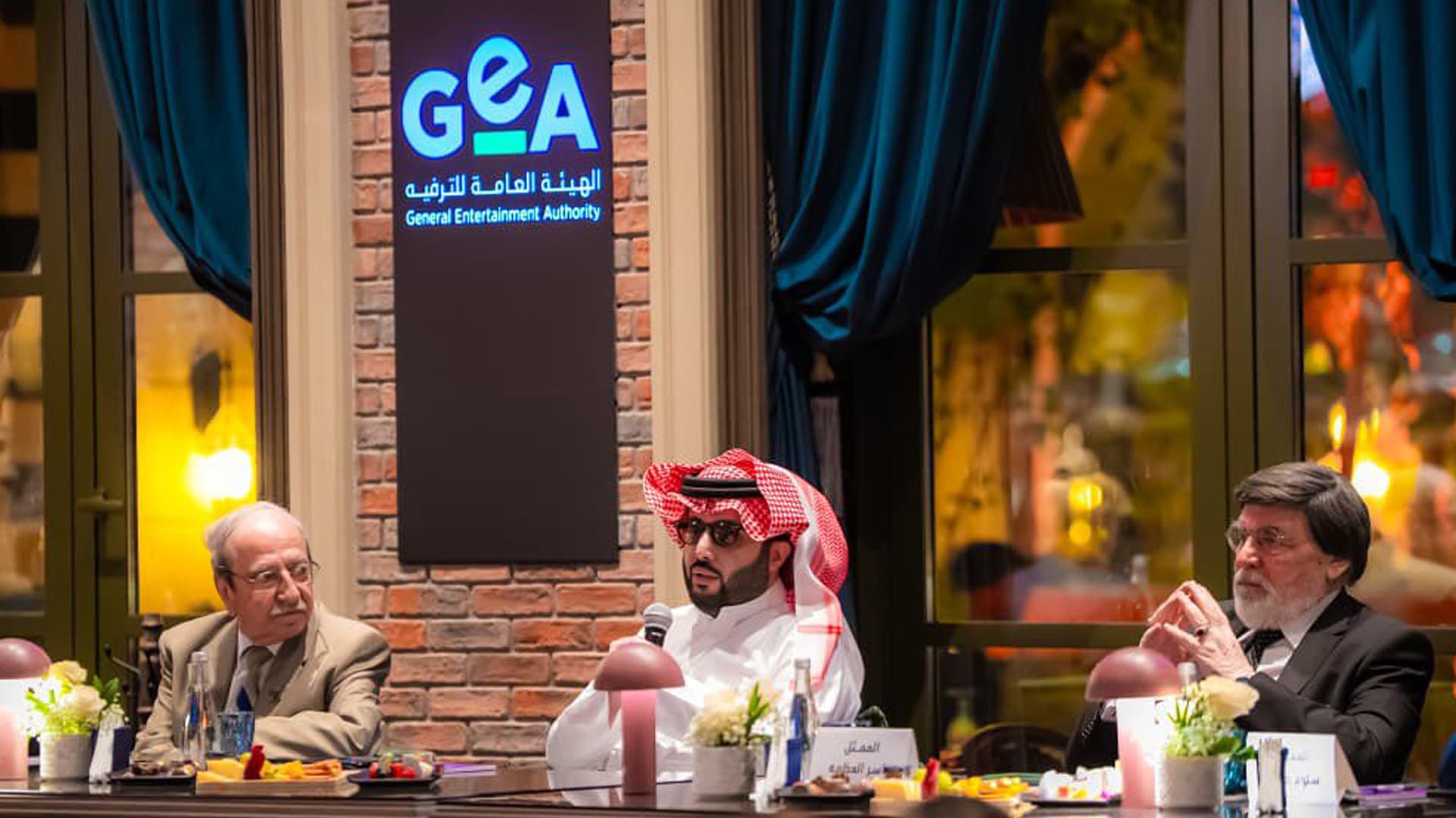 تركي آل الشيخ يجمع "أساطير الفن السوري" في الرياض ويتلقى هدية من دمشق