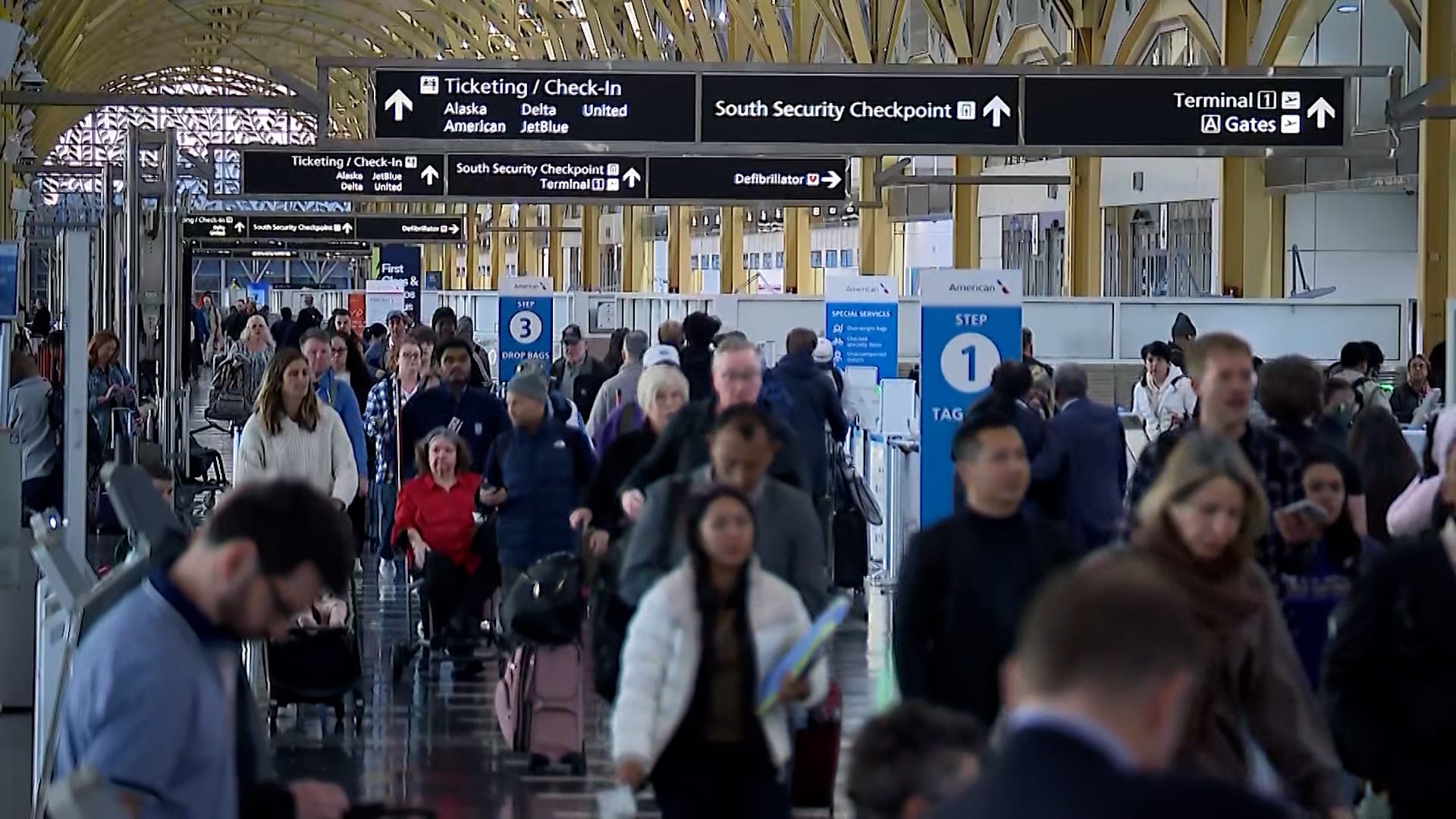 الإغلاق الحكومي يضرب مطارات أمريكا.. تأخيرات وإلغاءات بالجملة وسط أزمة موظفين