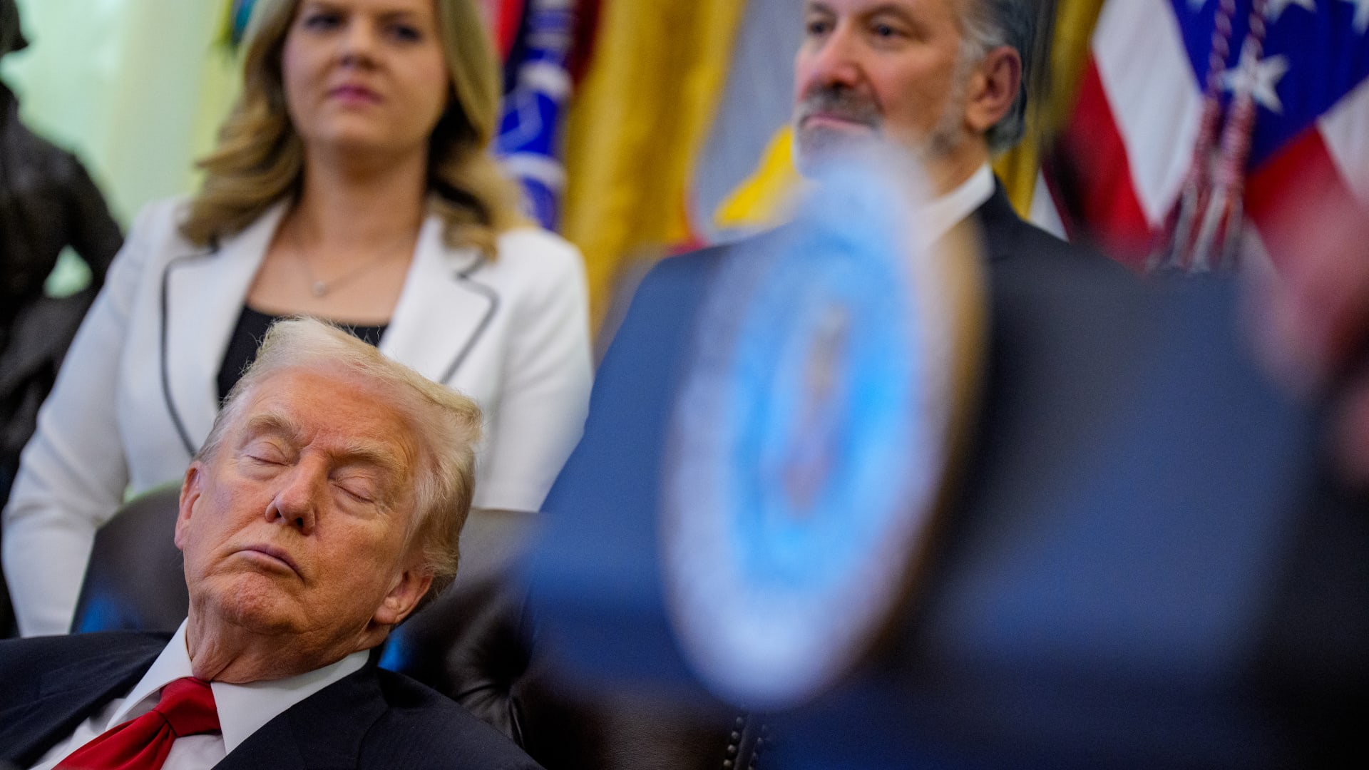 صور ترامب وهو يغلق عينيه خلال حدث بالبيت الأبيض تجتاح وسائل التواصل الاجتماعي