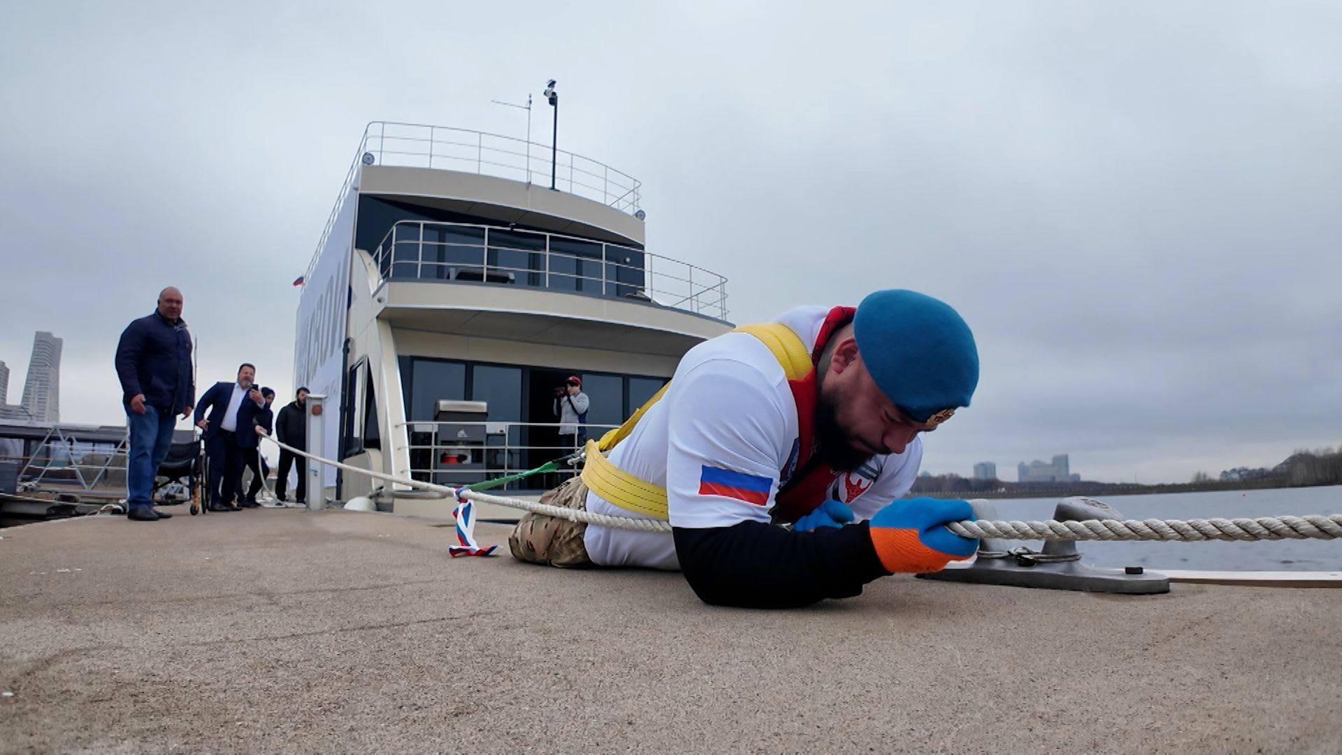 شاهد.. جندي روسي فقد ساقيه في الحرب يسحب يختًا ضخمًا وزنه 58 طنًا!