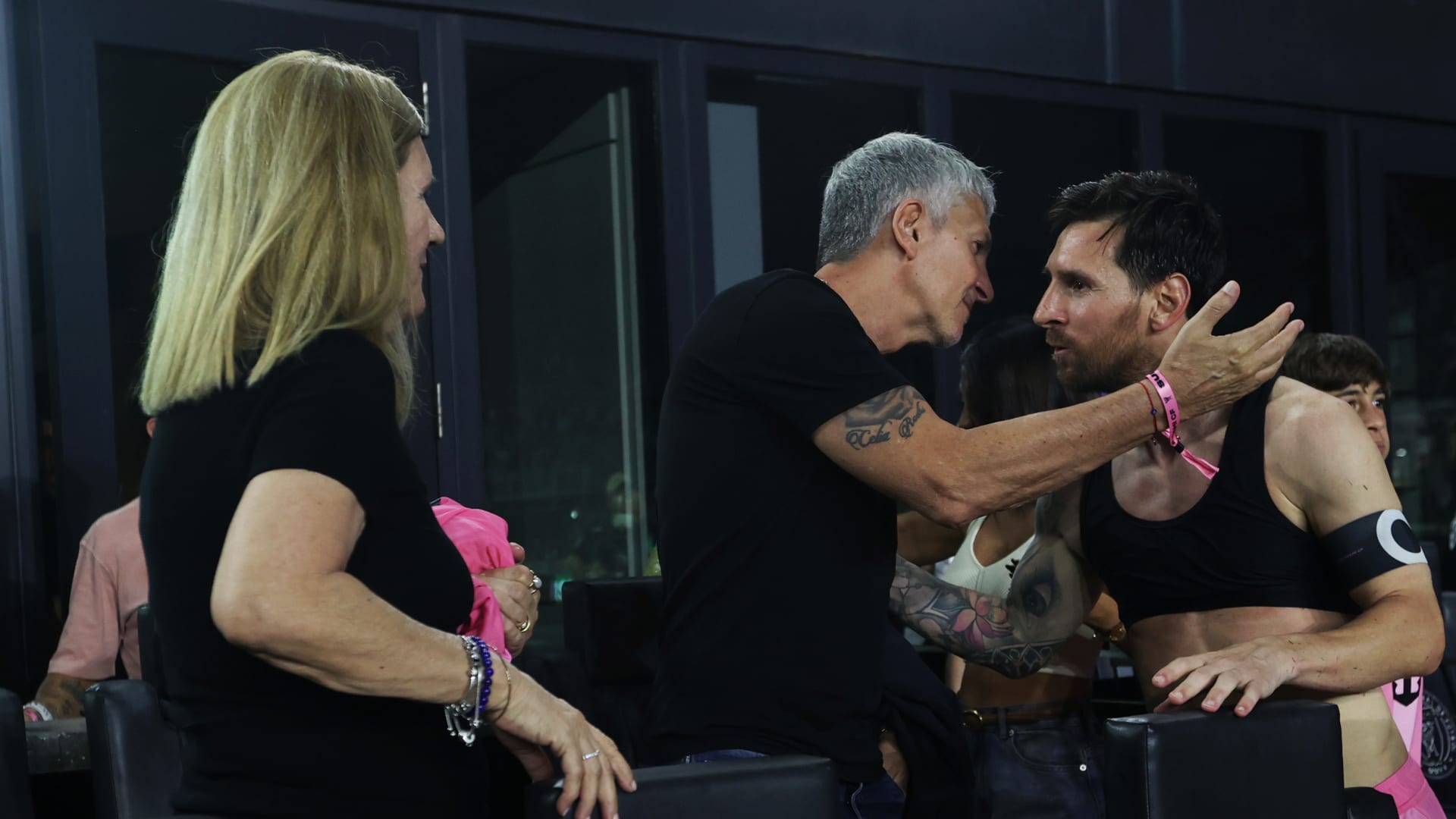 خطف الأنظار.. هذا ما فعله ميسي مع والديه بعد مباراة إنتر ميامي وناشفيل