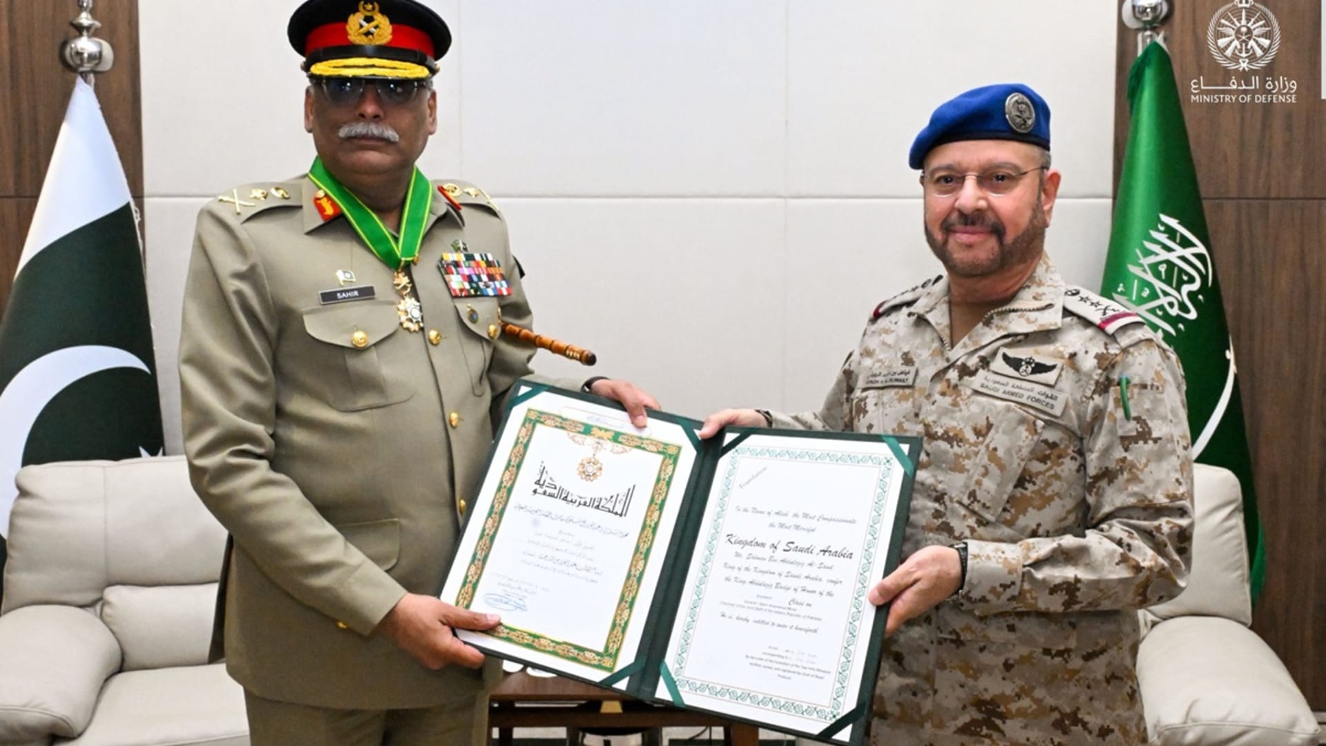 بأمر ملكي.. السعودية تقلد رئيس الأركان الباكستاني وسام الملك عبدالعزيز