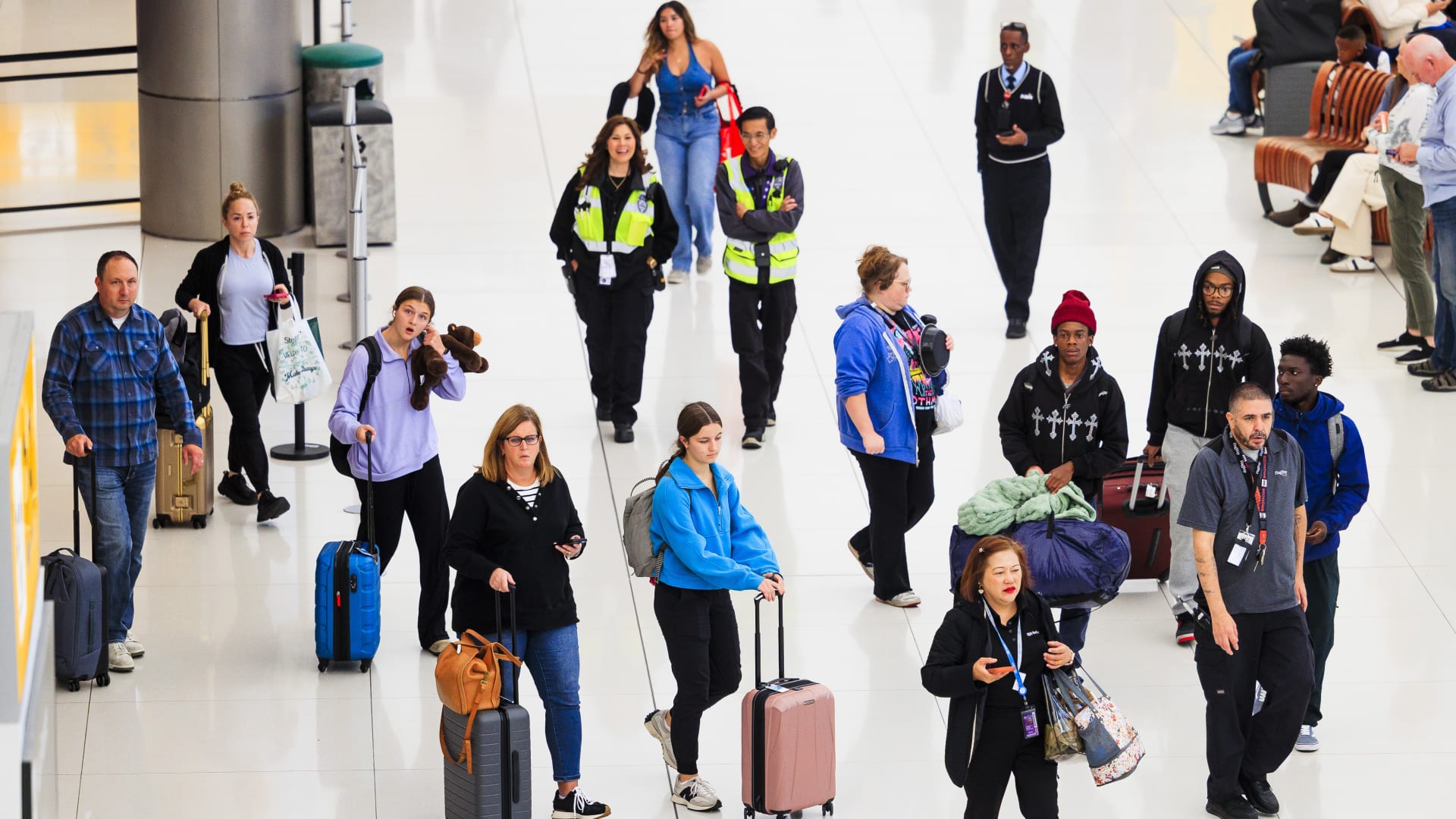 إلغاء وتأخر آلاف الرحلات الجوية جراء الإغلاق الحكومي في أمريكا