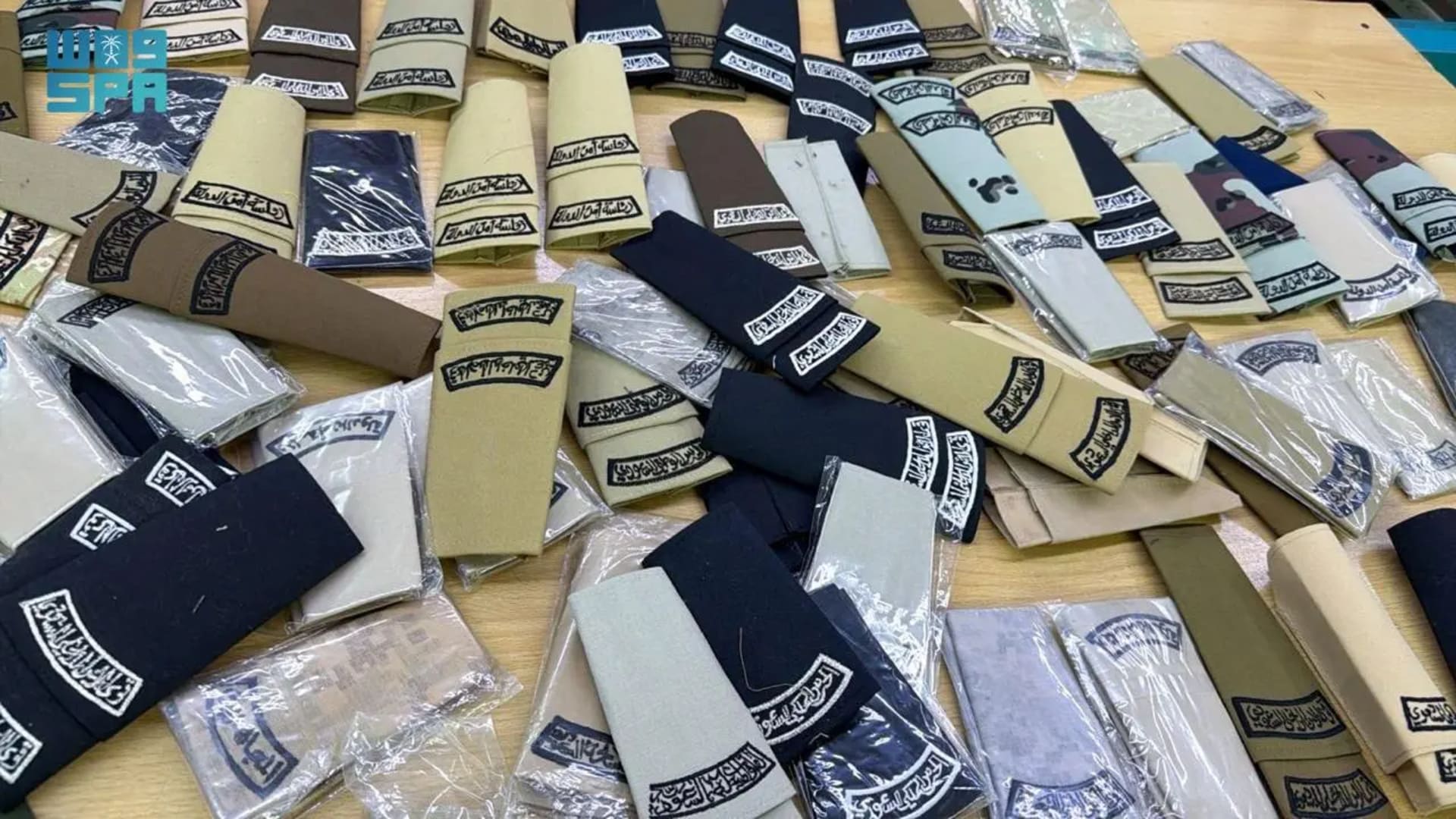 السعودية: مصادرة عدد من الرتب والشعارات العسكرية وإغلاق محلين مخالفين