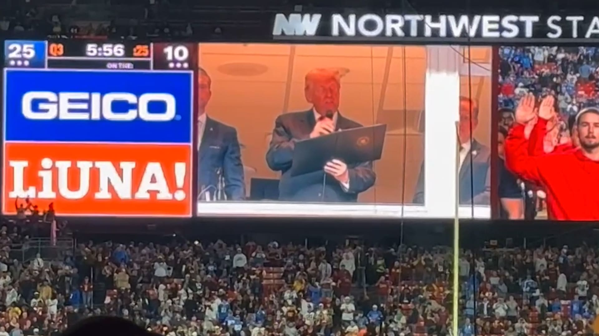 شاهد.. ترامب يُستقبل بصيحات استهجان شديدة أثناء أدائه اليمين الدستورية لأعضاء الجيش