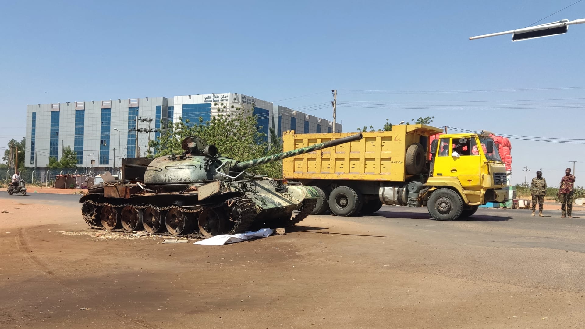 أكاديمي إماراتي يتحدث عن مدخل لإنهاء النزاع العسكري في السودان