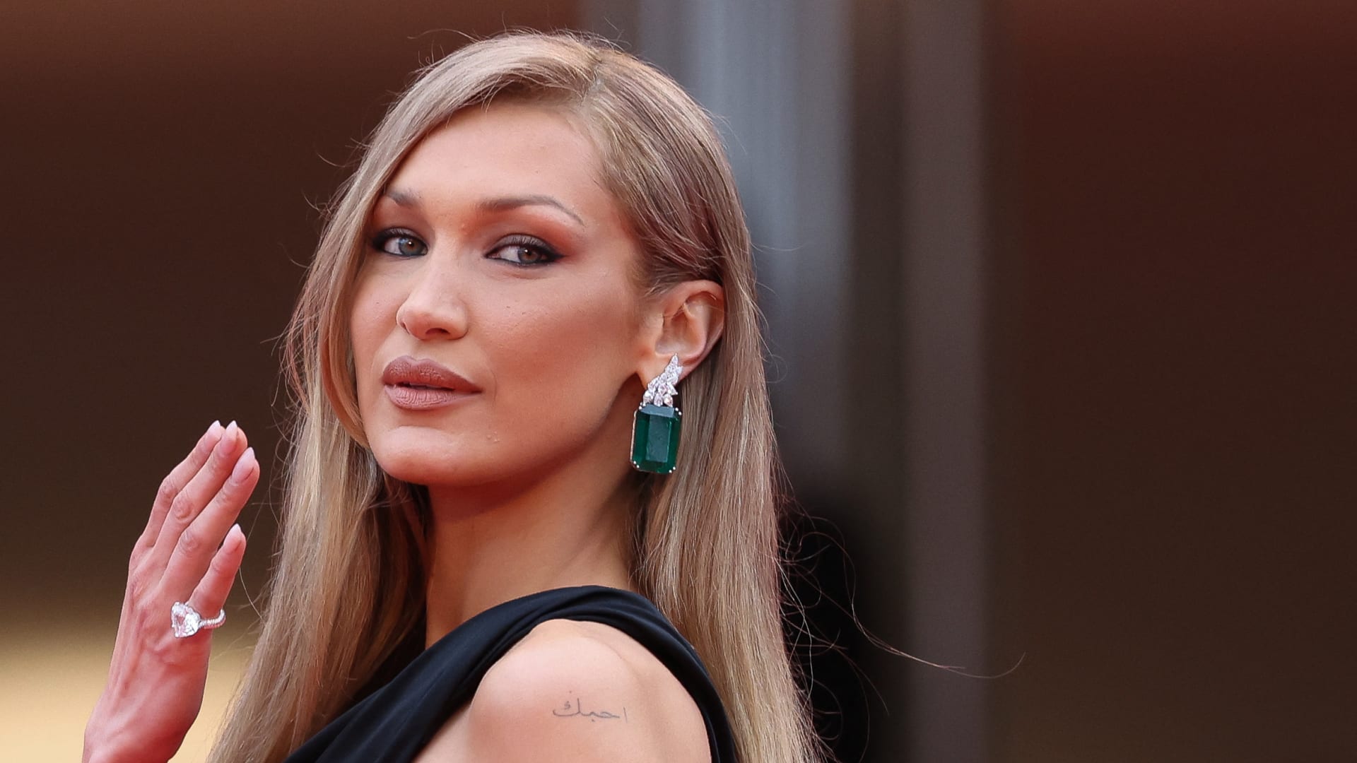 بيلا حديد تخطف الأنظار بإطلالات أنيقة في الكويت ودبي