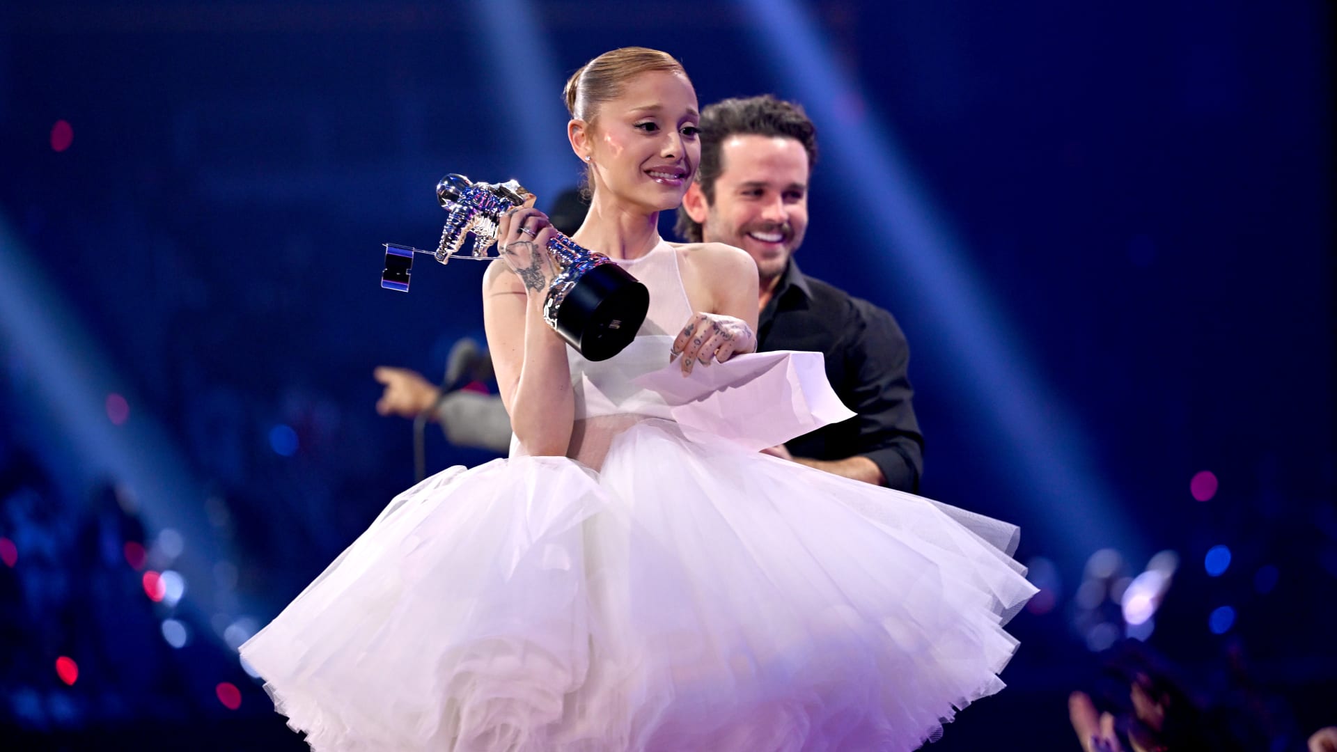 أريانا غراندي تتألق بفستان على طراز الأميرات مزين بالفراشات