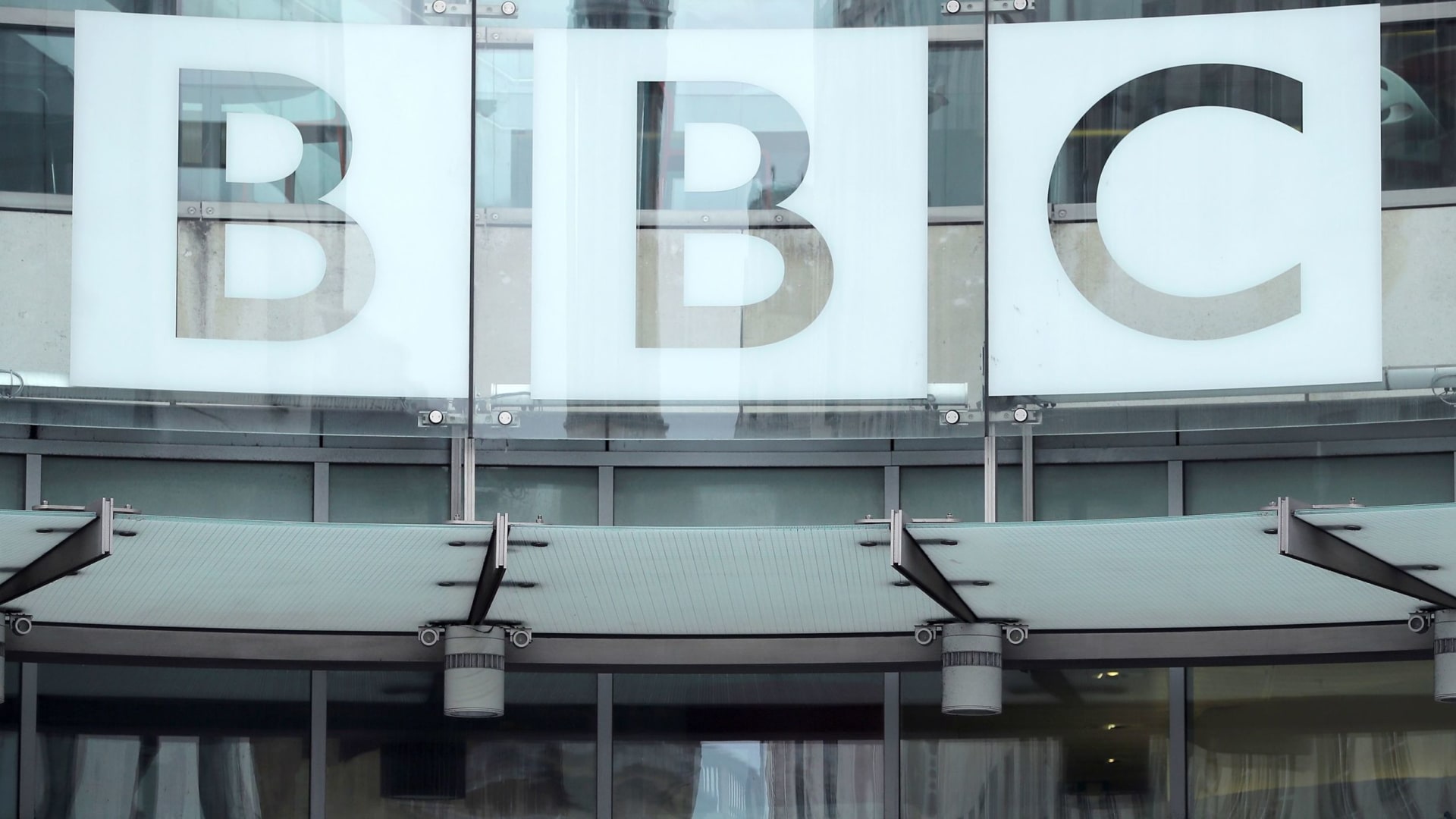 فيديو معدّل لخطاب ترامب عُرض قبل عام يطيح بمسؤولين في BBC الآن.. ما القصة؟
