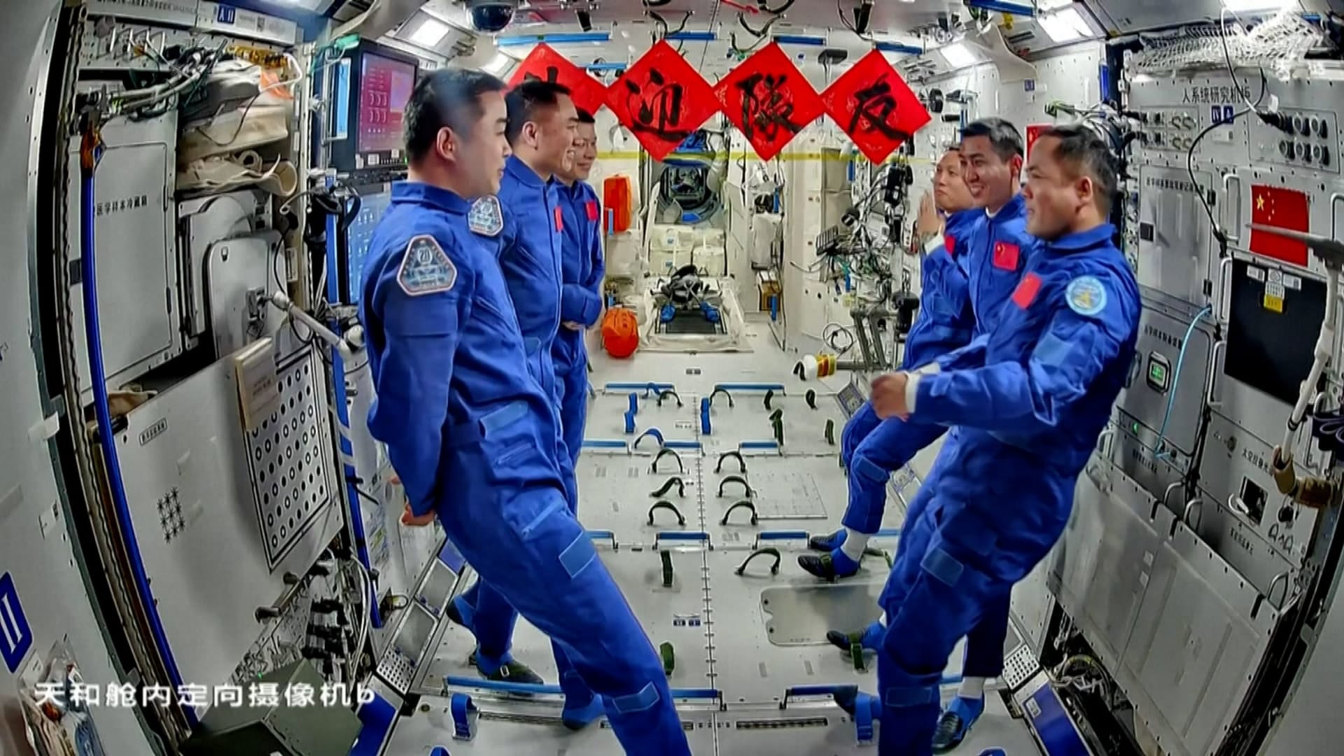 احتفلوا قبل أيام بقرب انتهاء مهمتهم.. رواد يعلقون في الفضاء بعد اصطدام حطام بمركبتهم