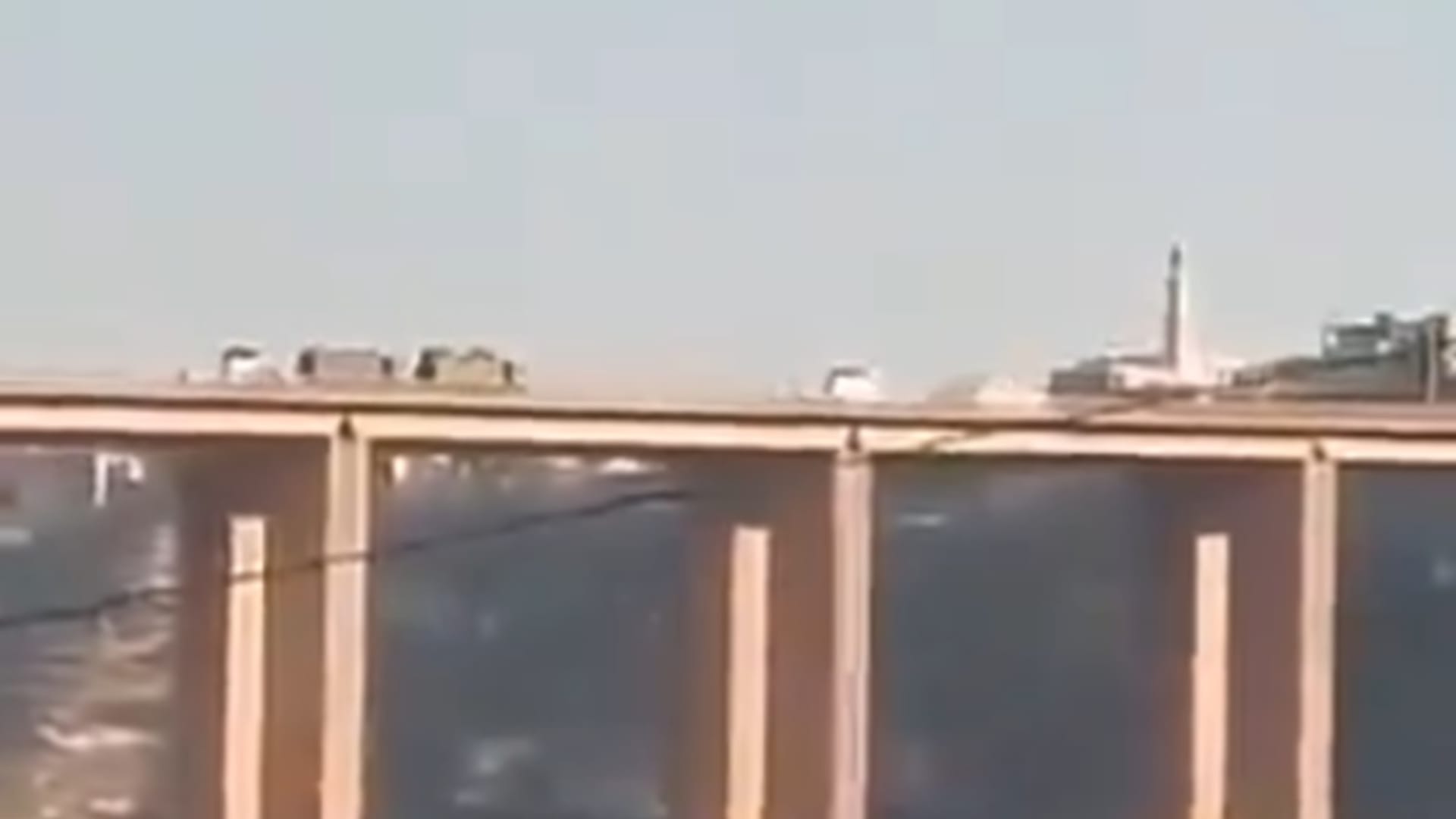 فيديو لـ"عبور رتل روسي فوق جسر الرستن لأول مرة منذ سقوط الأسد".. هذه حقيقته