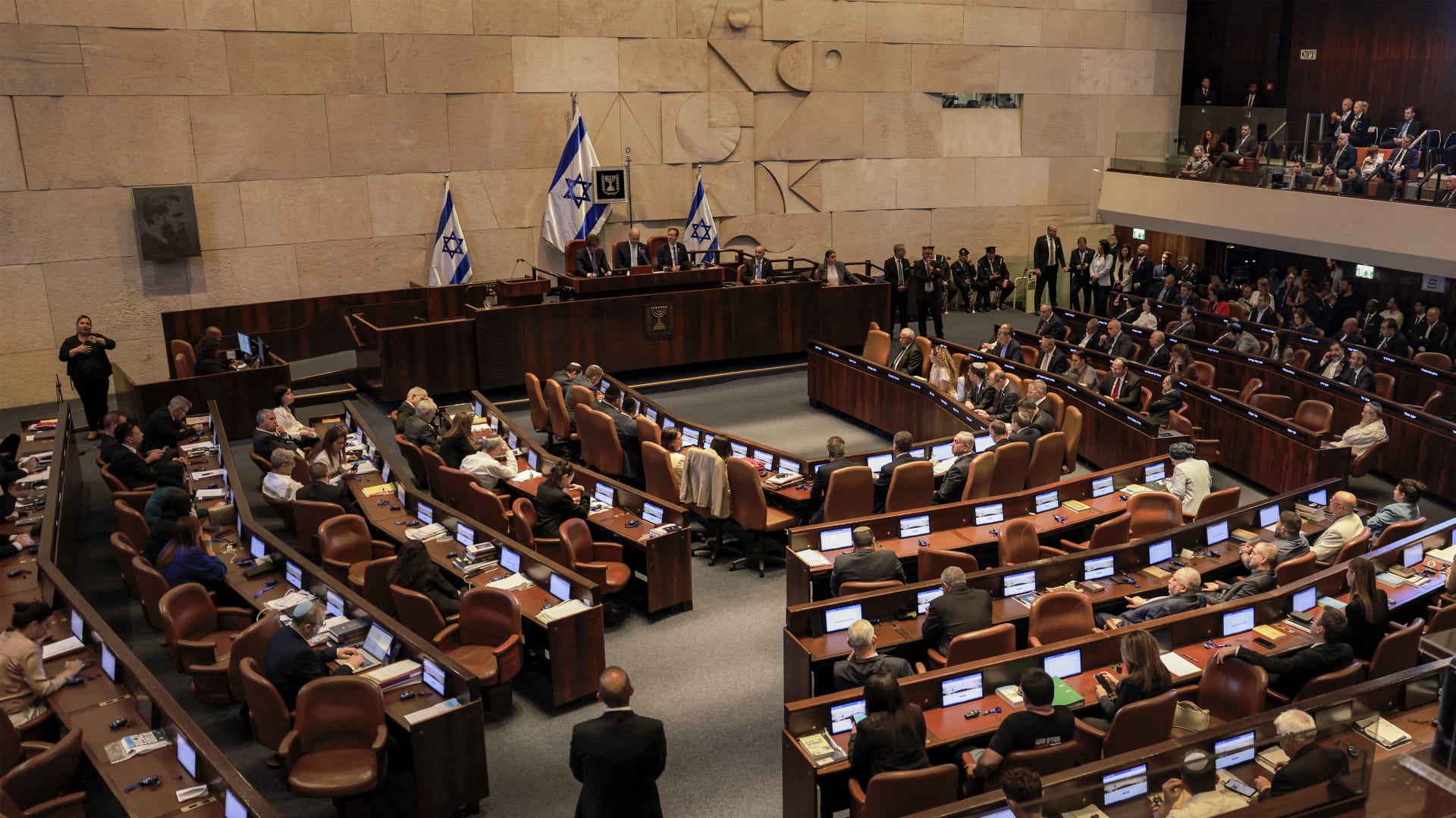 الكنيست يقر القراءة الأولى لمشروع قانون يُجيز إغلاق وسائل الإعلام الأجنبية دون أمر قضائي