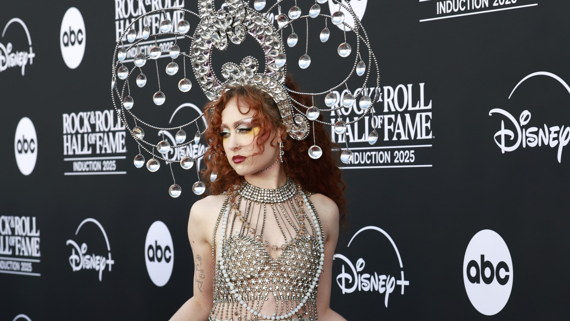 تشابل روان تخطف الأنظار بتنورة من قصاصات الصحف الورقية