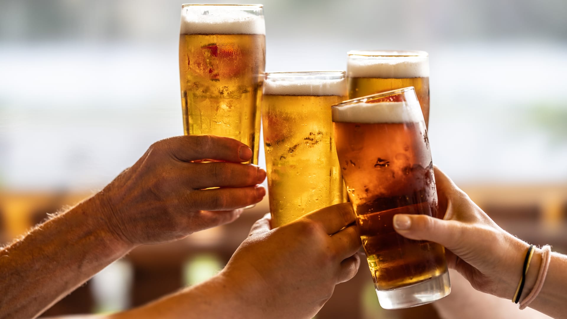 الإفراط في شرب الكحول يؤدي إلى سكتة دماغية وتلف أنسجة الدماغ