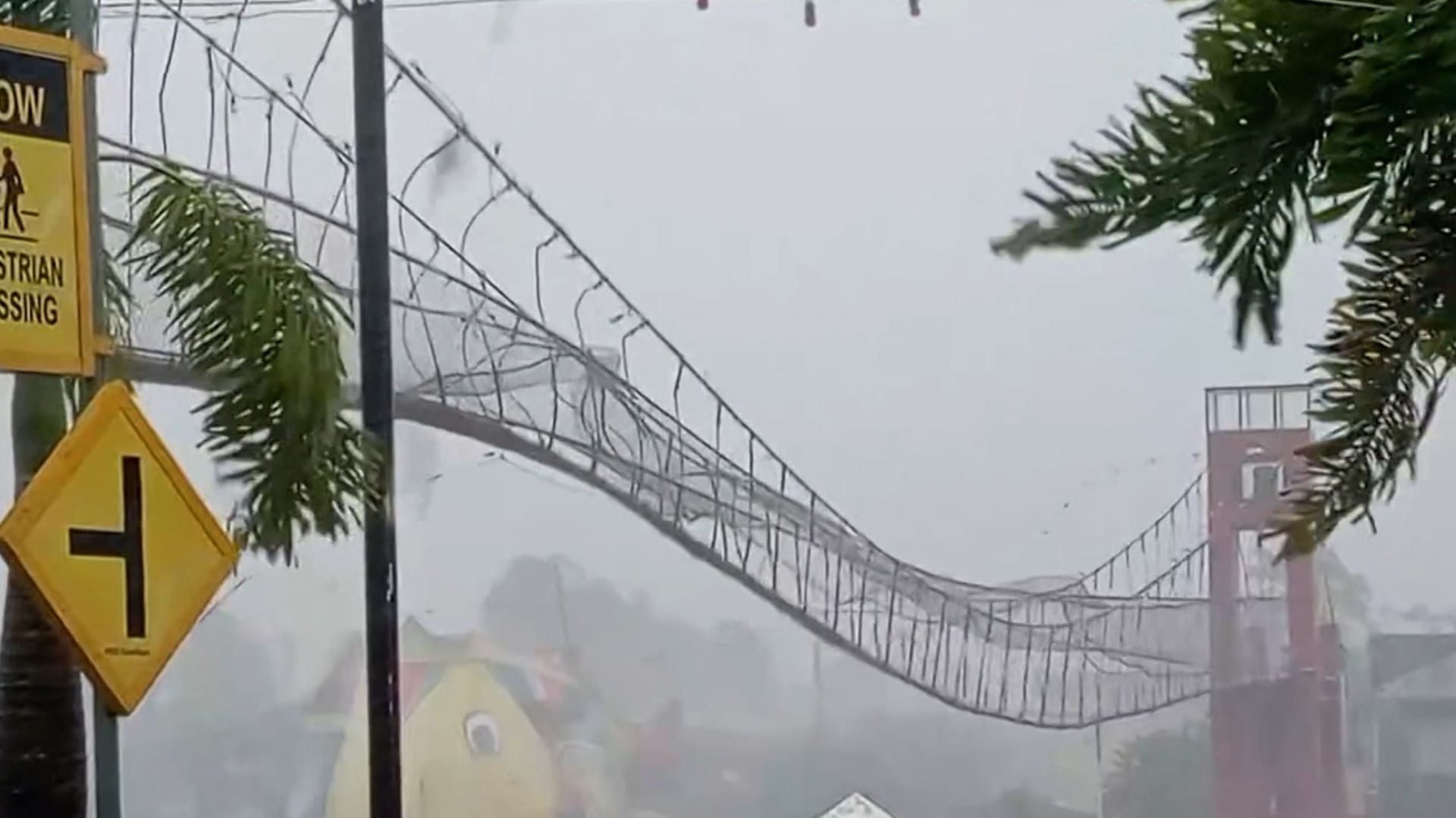 شاهد.. إعصار يهز جسرًا معلقًا بعنف ويؤرجحه بكل الاتجاهات في الفلبين