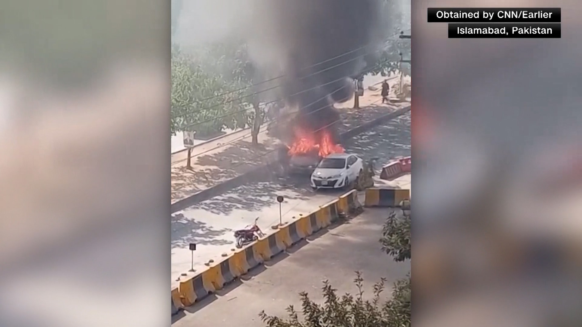 اللحظات الأولى بعد انفجار مميت وقع خارج محكمة بإسلام آباد بباكستان