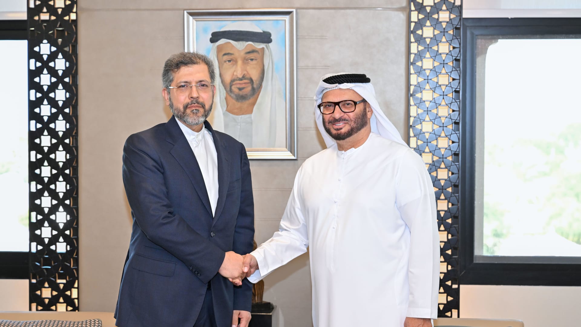 أنور قرقاش يستقبل نائب وزير خارجية إيران وهذا ما بحثاه