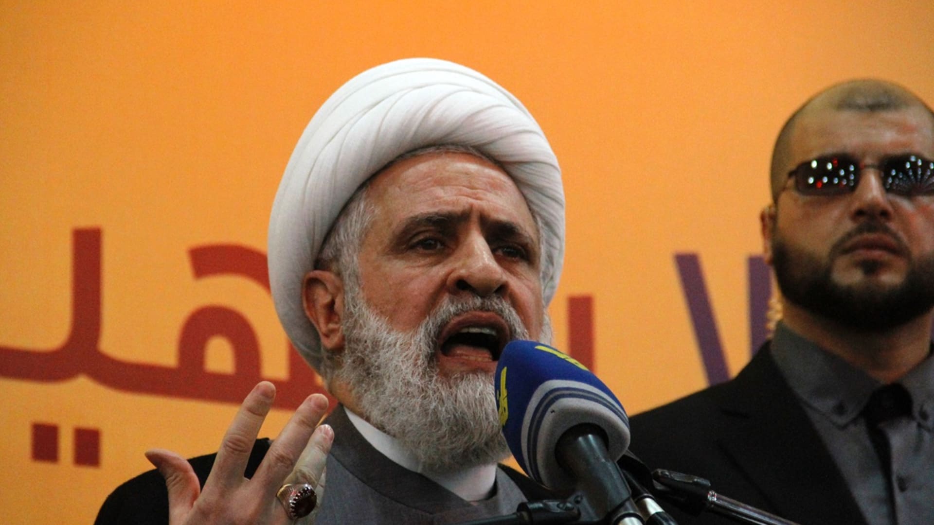 قاسم: سلاح حزب الله لن يُسلّم.. وعلى إسرائيل الانسحاب من جنوب لبنان