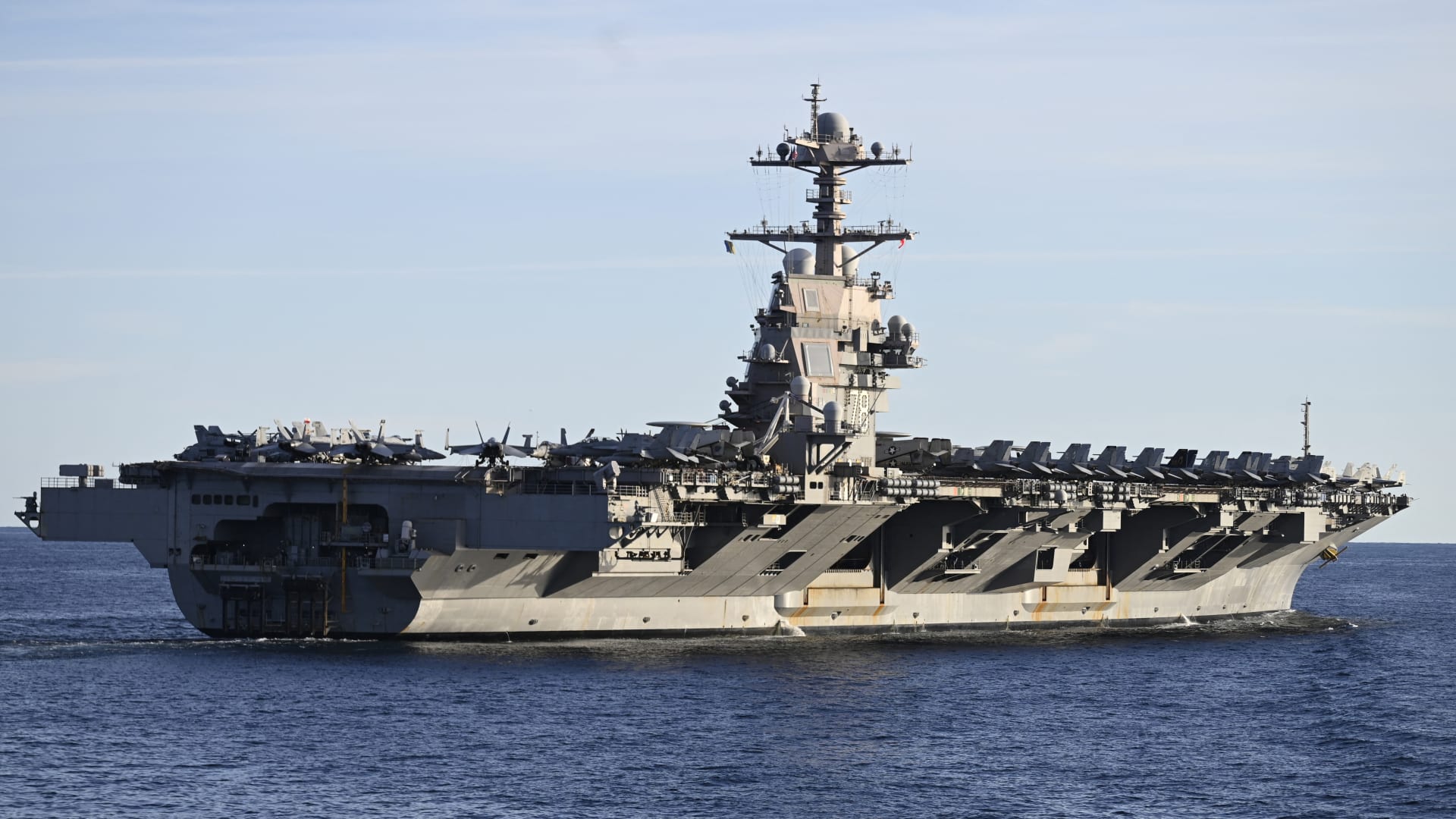 حاملة طائرات أمريكية تصل أمريكا اللاتينية.. وفنزويلا تعلن عن "تعبئة عسكرية ضخمة"