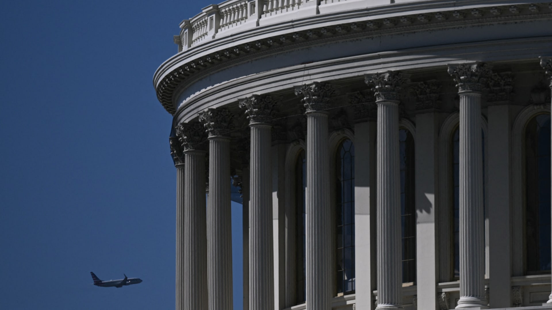 أمريكا.. توقف اضطراري لطائرة تقل أعضاء في الكونغرس بسبب راكب "مُزعج"