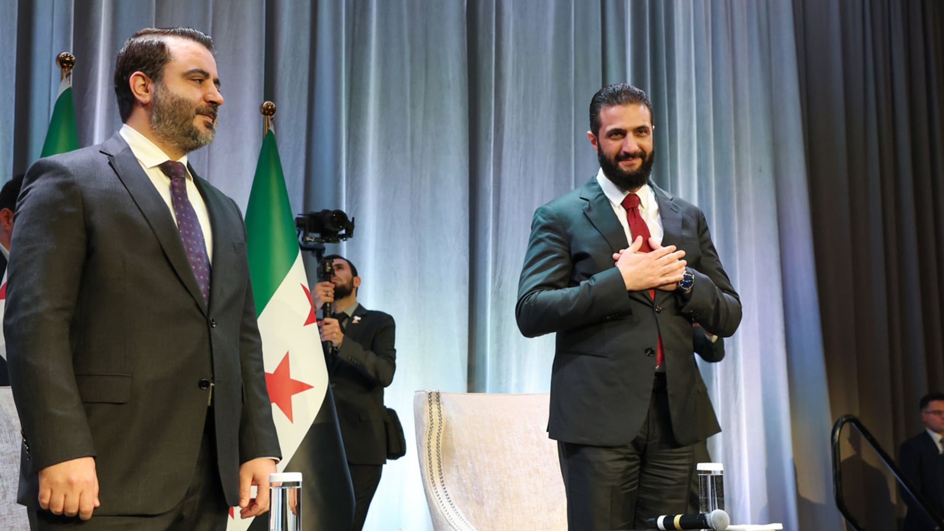 "رفيق الدرب".. أحمد الشرع يشعل تفاعلا بفيديو سابق يرفض فيه الجلوس على كرسي مختلف عمّا يجلس عليه الشيباني