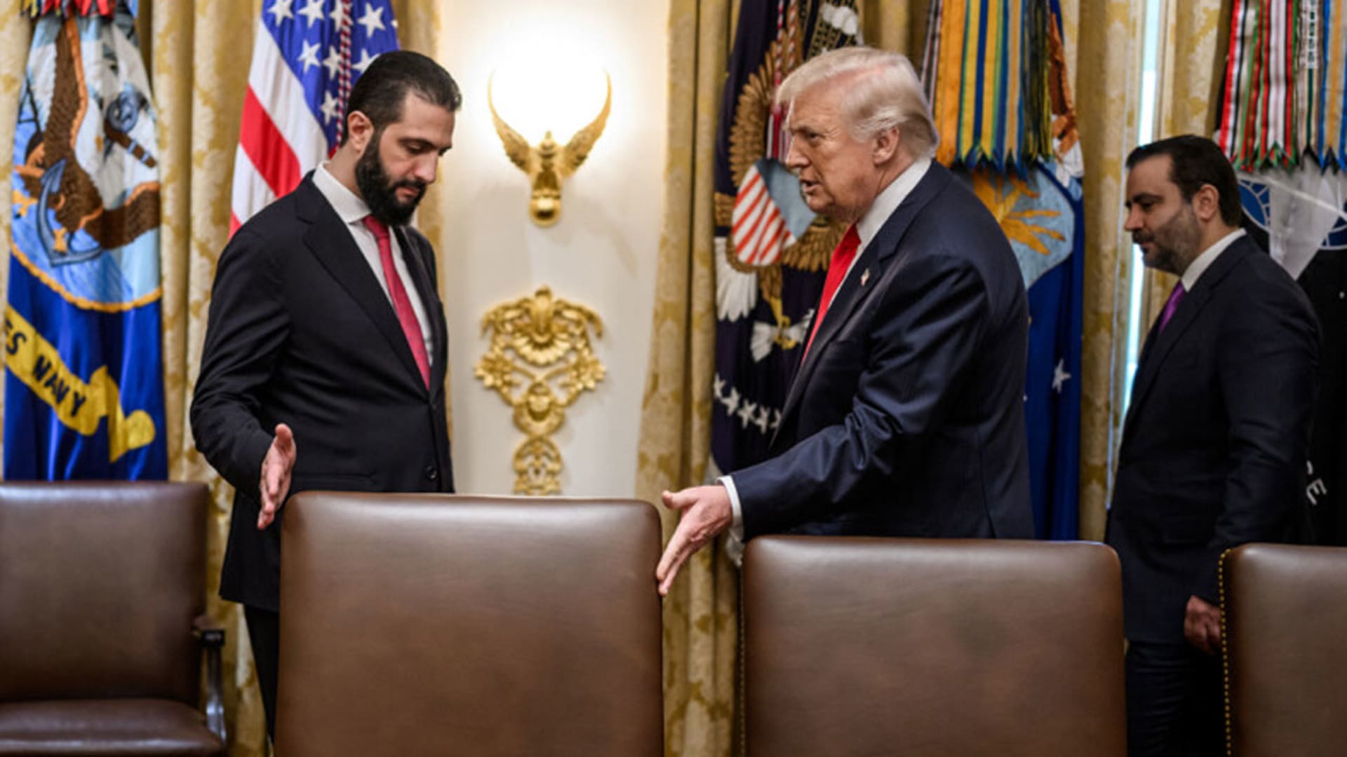 تحليل البروتوكول بصور نشرها ترامب مع أحمد الشرع يشعل تفاعلا