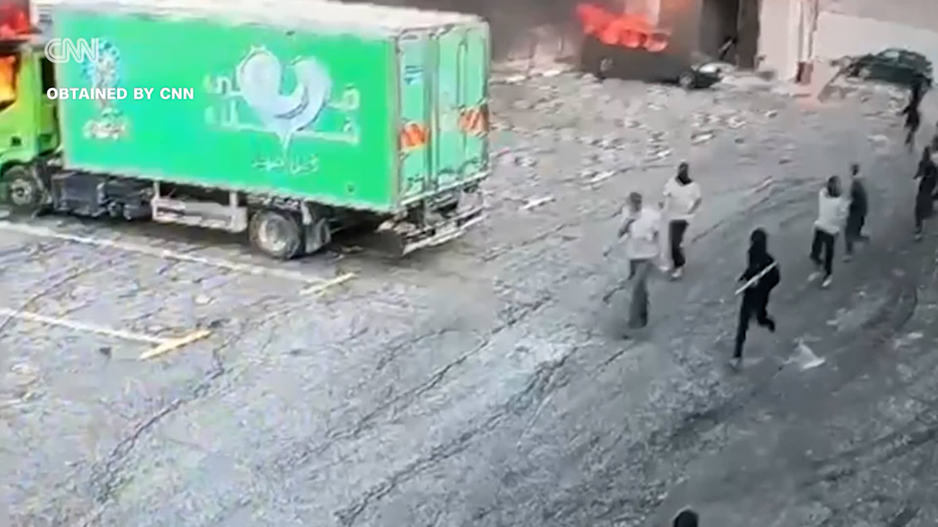 شاهد مستوطنين يشنّون هجومًا بالنار بالضفة الغربية.. وإصابة عدة فلسطينيين